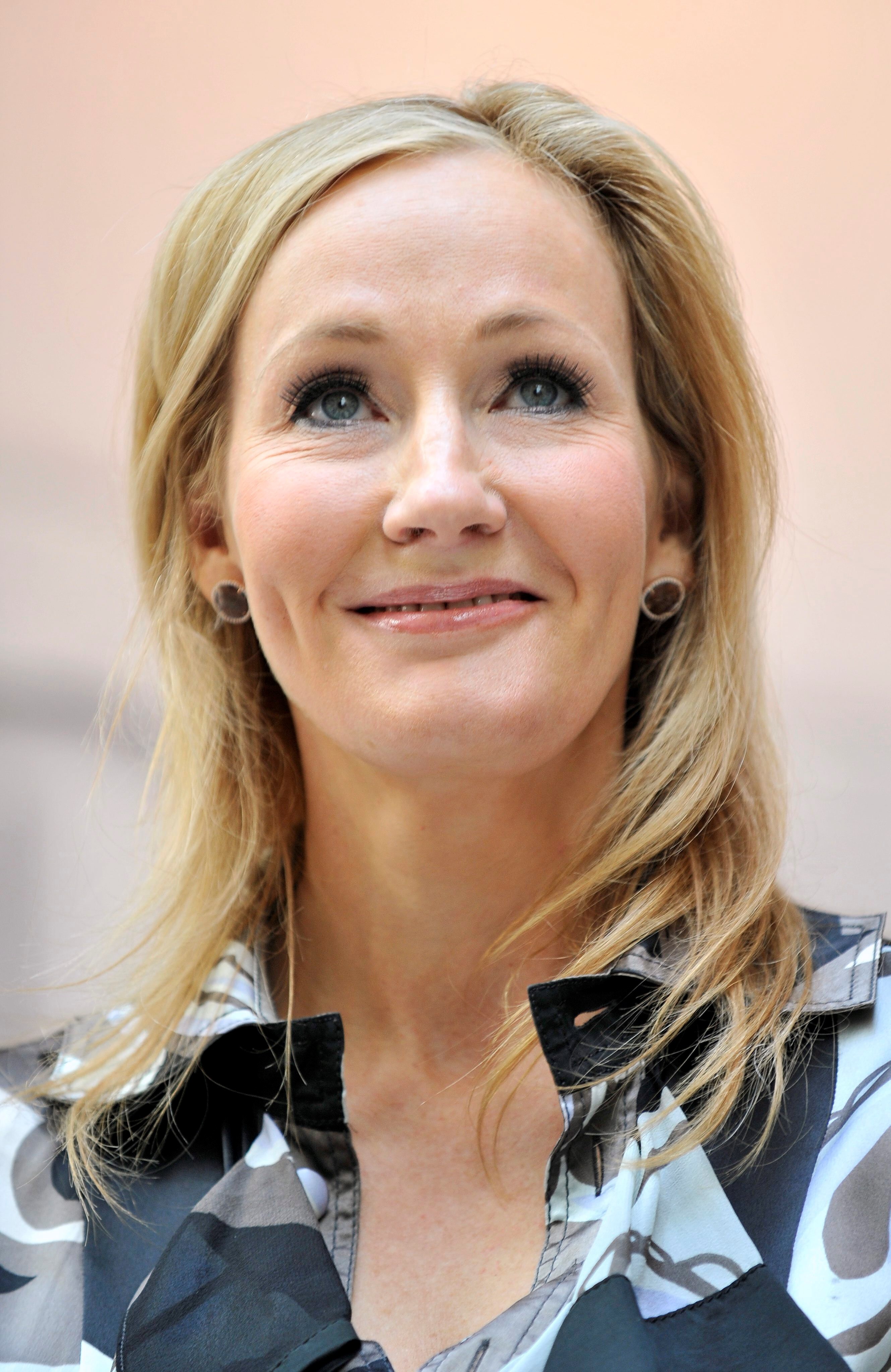 La escritora británica JK Rowling fue acusada de transfobia en Twitter por unos comentarios sobre las personas transgénero