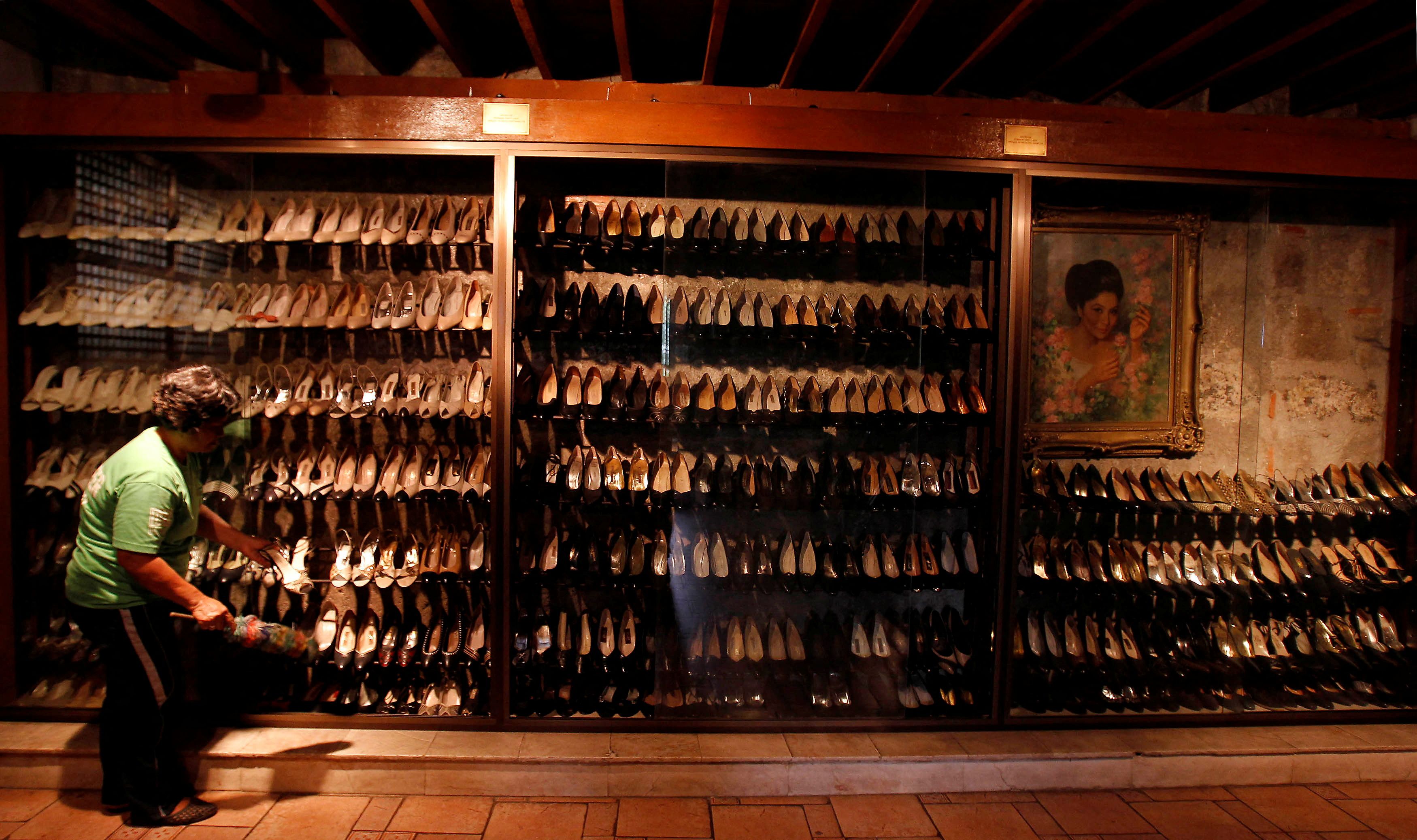 Imelda Marcos, entre sus muchas posesiones, tenía una colección de más de tres mil pares de zapatos. Hace unos años se los restauró y se abrió un museo en Manila para que el público los viera