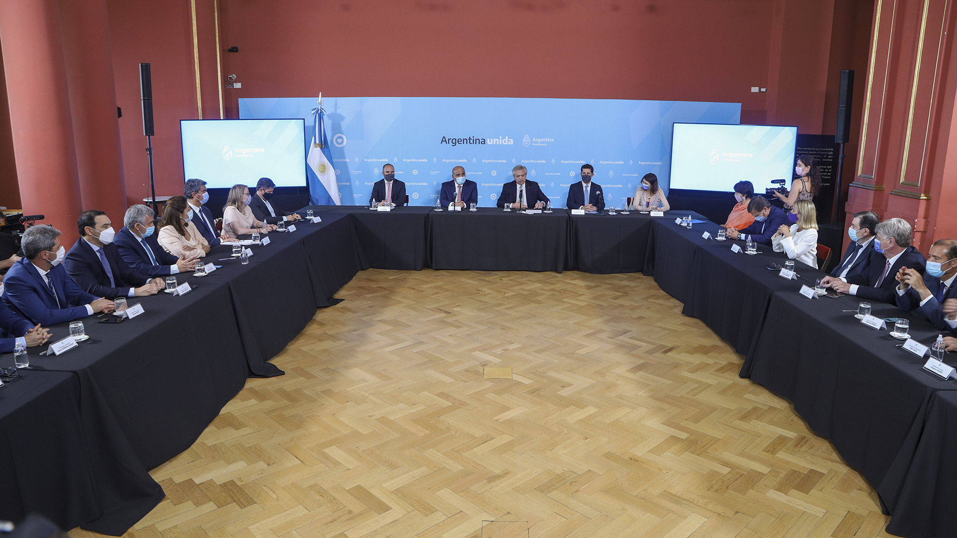 El presidente Alberto Fernández encabezó el acto donde los mandatarios provinciales firmaron el nuevo Consenso Fiscal para 2022 (NA)
