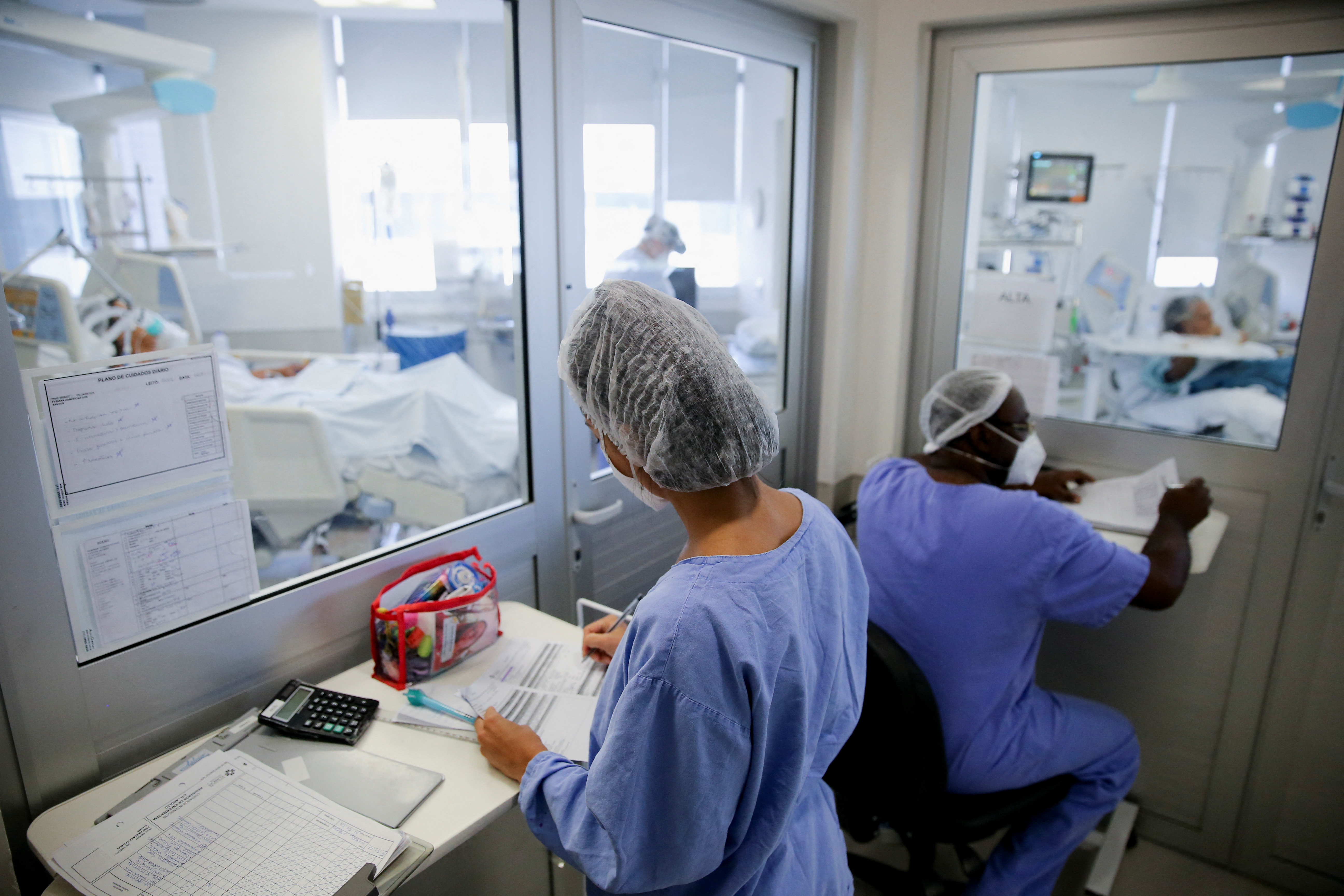 “Cuando tienes tres pacientes para una cama individual, tratamos de tomar al que tiene las mejores probabilidades de beneficiarse”, dijo Helms. REUTERS/Diego Vara