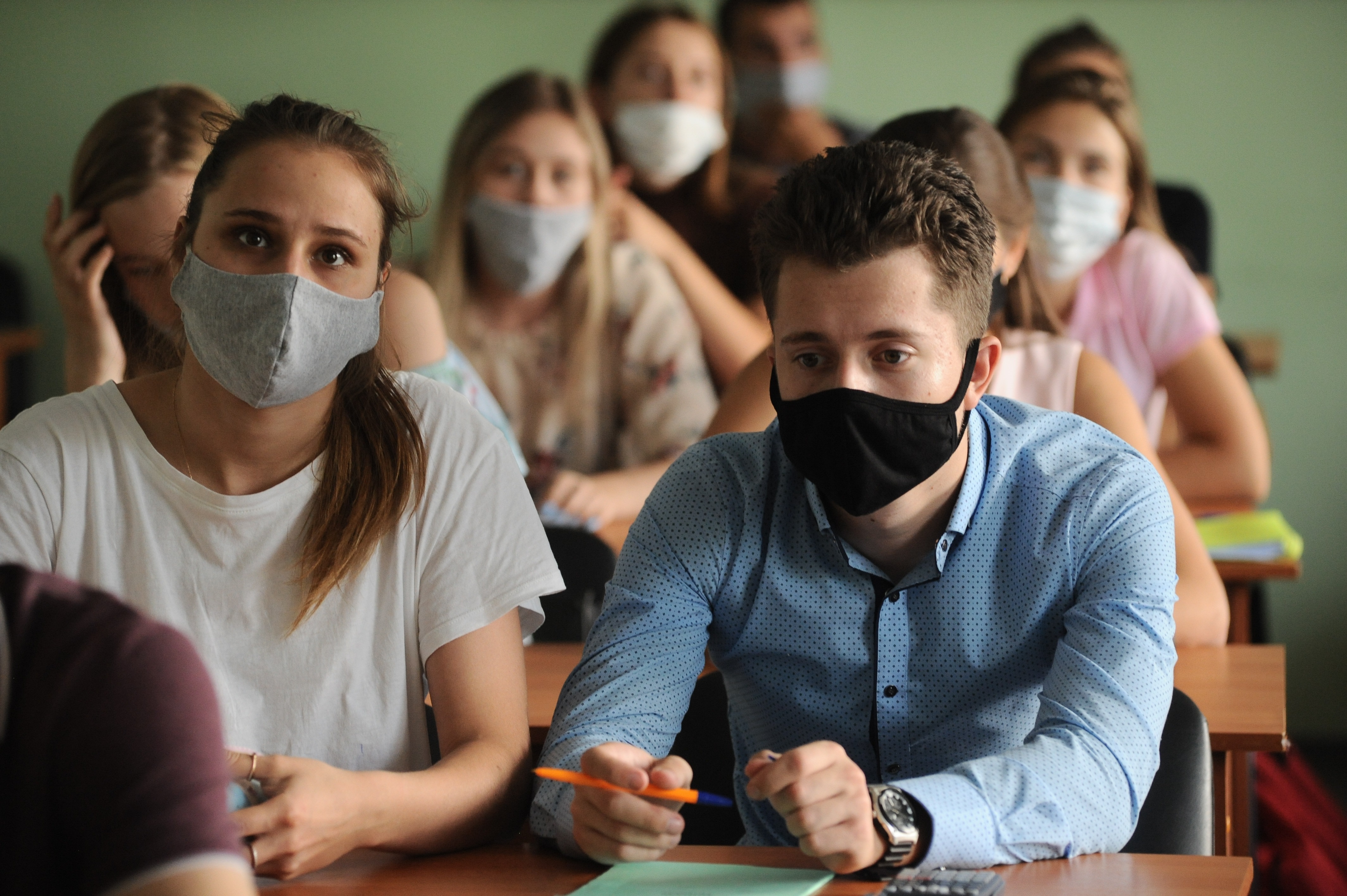 Estudiantes con mascarilla en una universidad rusa (Lev Vlasov/Europa Press)
