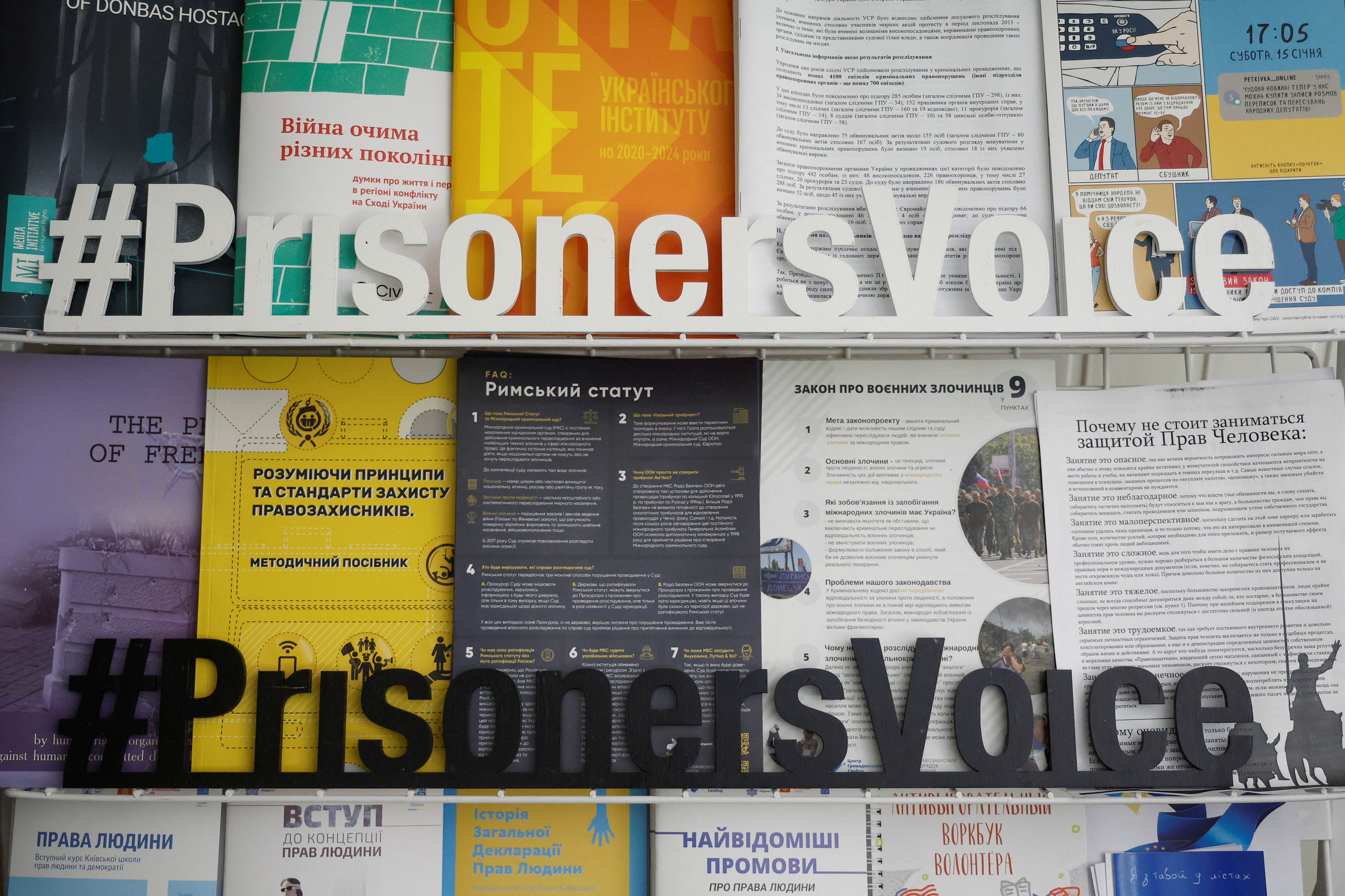 Revistas y folletos para abogados de derechos humanos se ven en la oficina del Centro de Libertades Civiles de Ucrania, después de que se anunciara que la organización ganó el premio Nobel de la Paz, en Kiev, Ucrania 7 de octubre de 2022. REUTERS/Valentyn Ogirenko