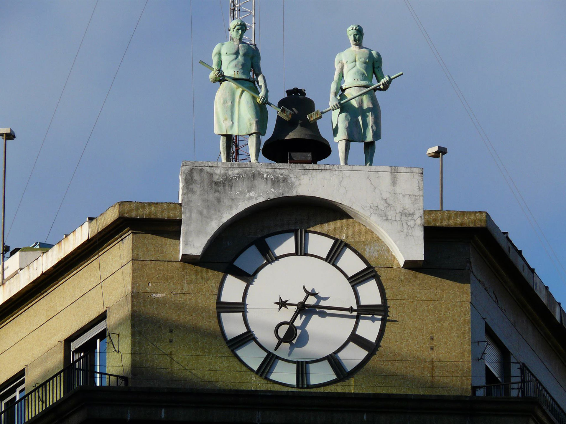 Reloj de Los Colosos o Los Moros en el ex edificio Siemens de Diagonal Sur y Bolívar