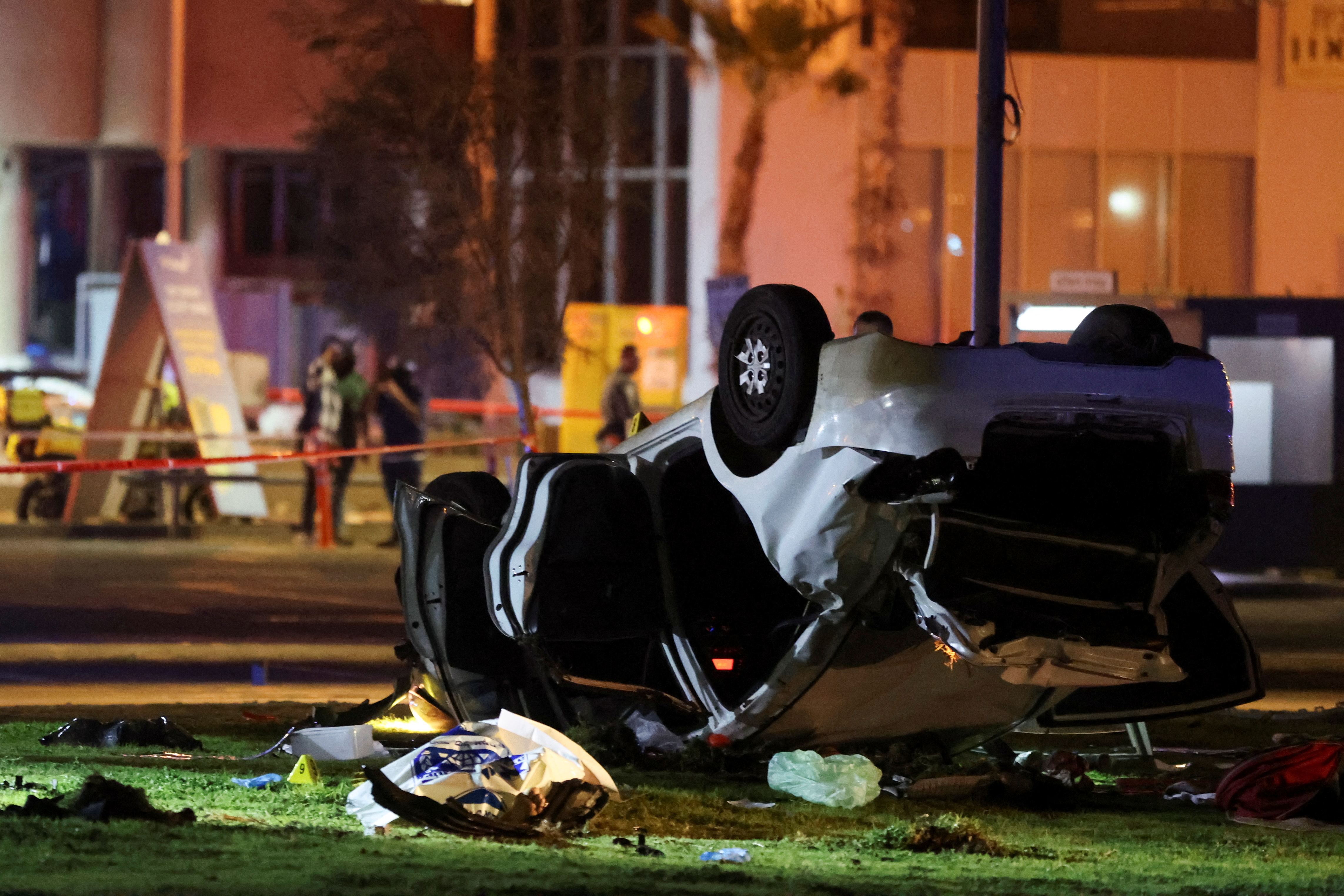 El sitio del ataque de embestida en Tel Aviv. En la imagen: el coche del presunto agresor (REUTERS/Nir Elias)