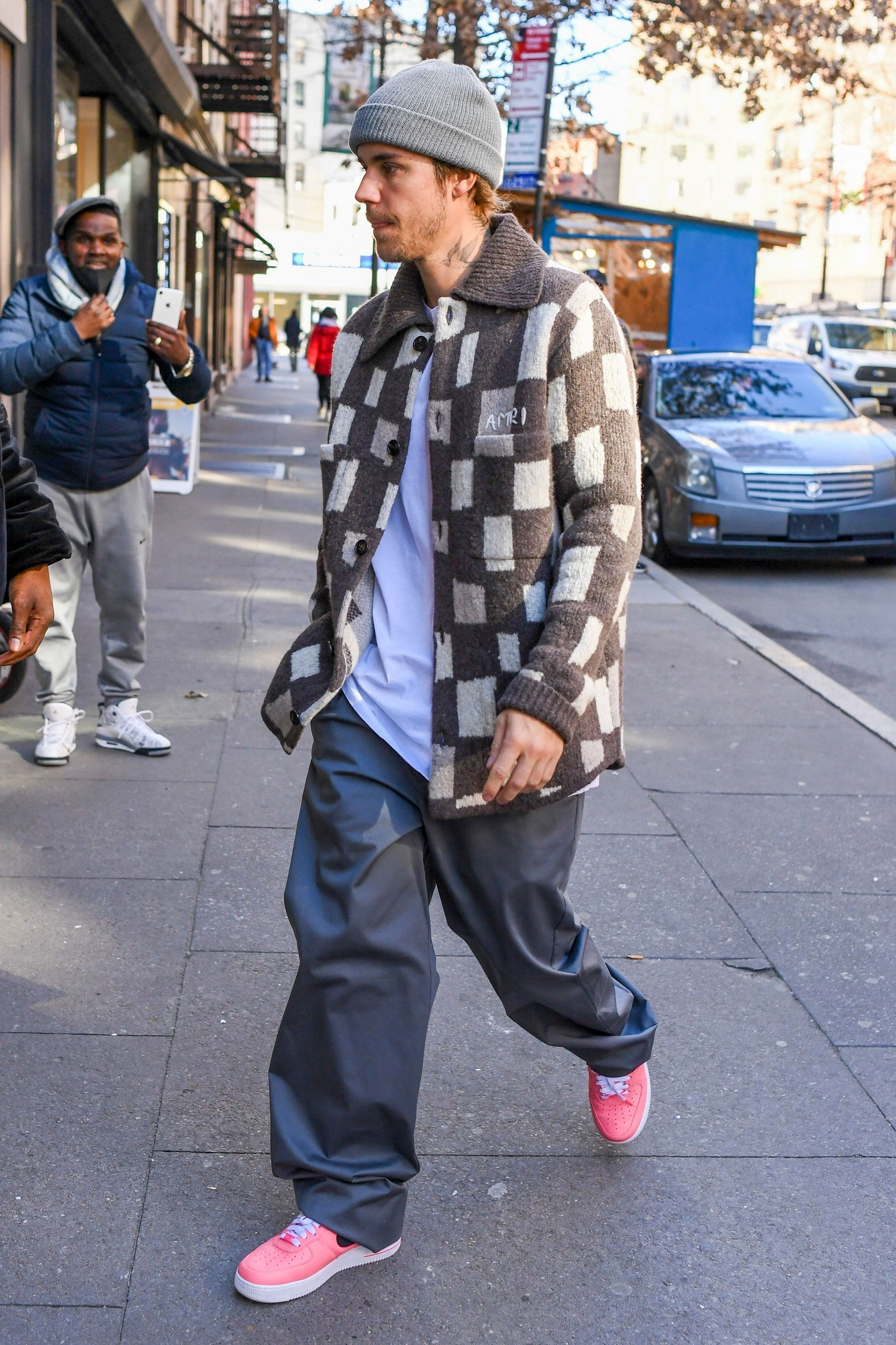 Justin Bieber fue fotografiado cuando llegaba a su estudio de Nueva York. Lució una campera a cuadros, gorro gris que combinó con su pantalón, remera blanca y zapatillas rosas