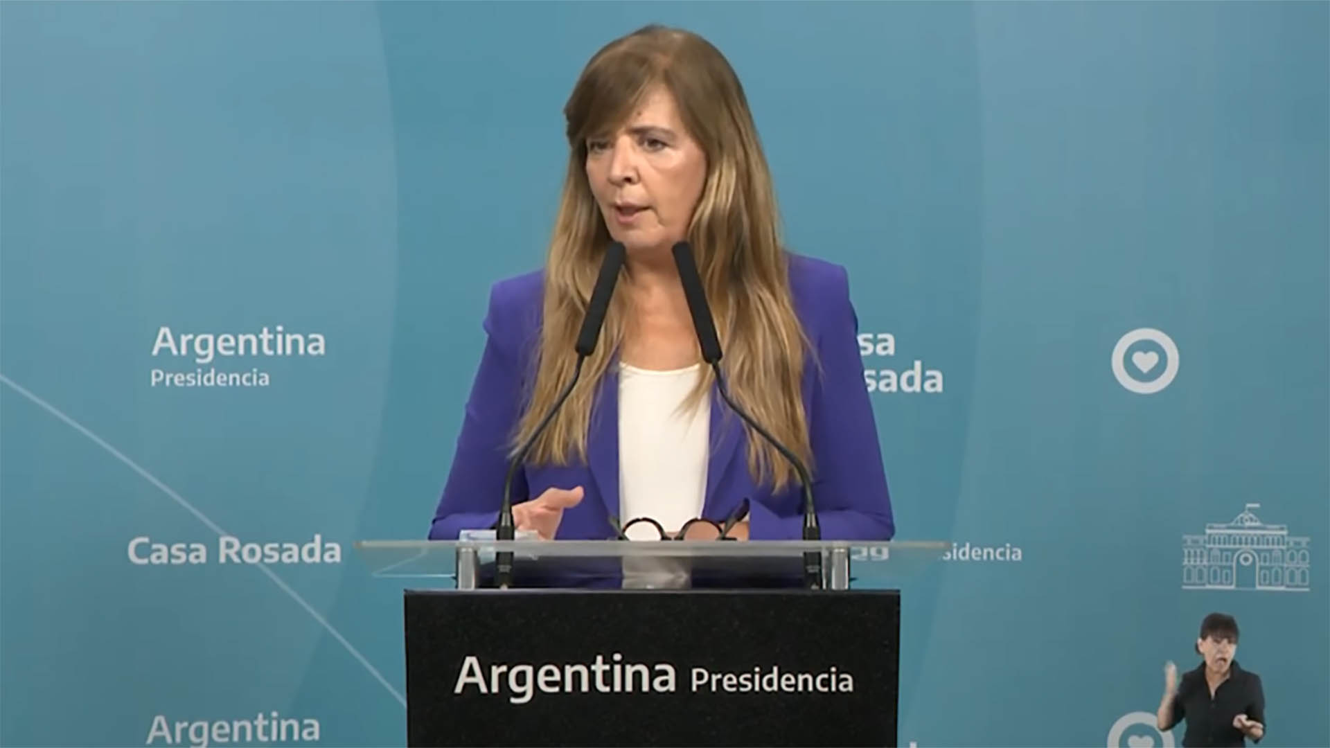 La portavoz Gabriela Cerruti habla durante una rueda de prensa en la Casa Rosada