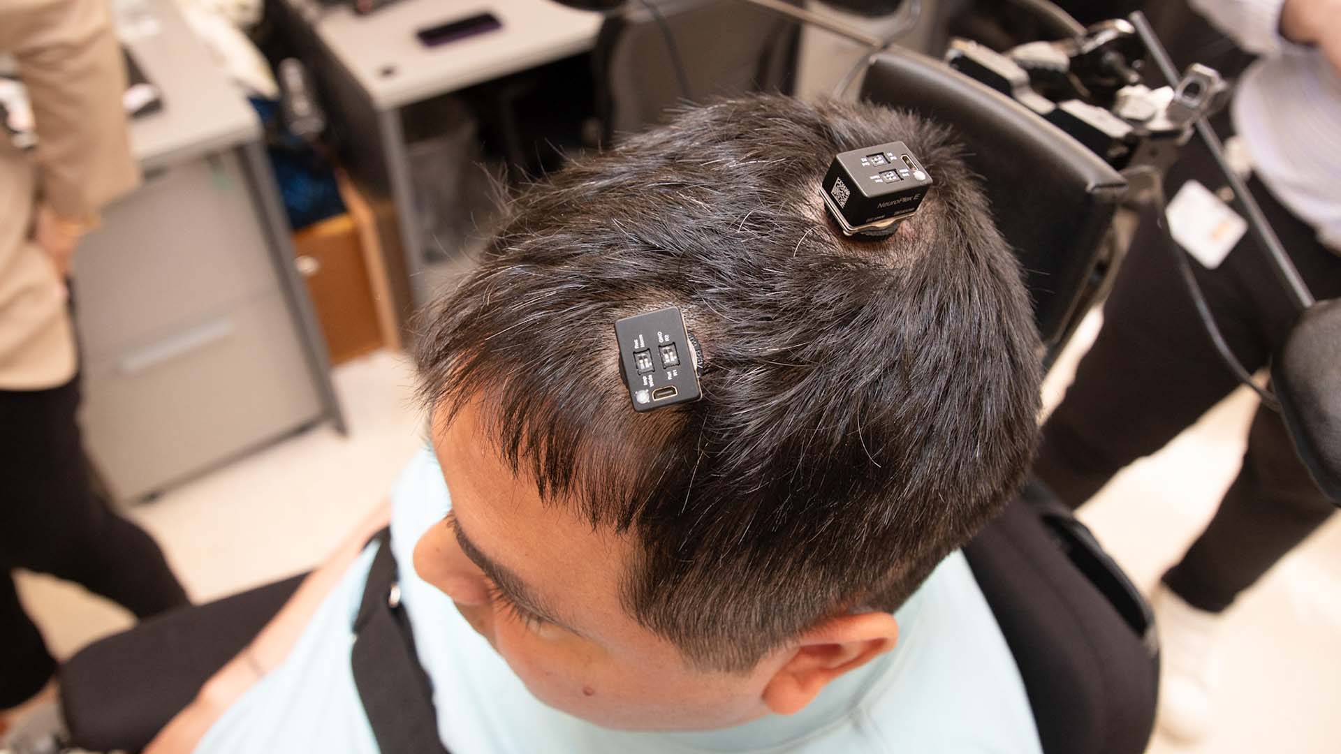 Un hombre cuadripléjico comenzó a recuperar la movilidad a través de un implante de microchips en el cerebro - Infobae