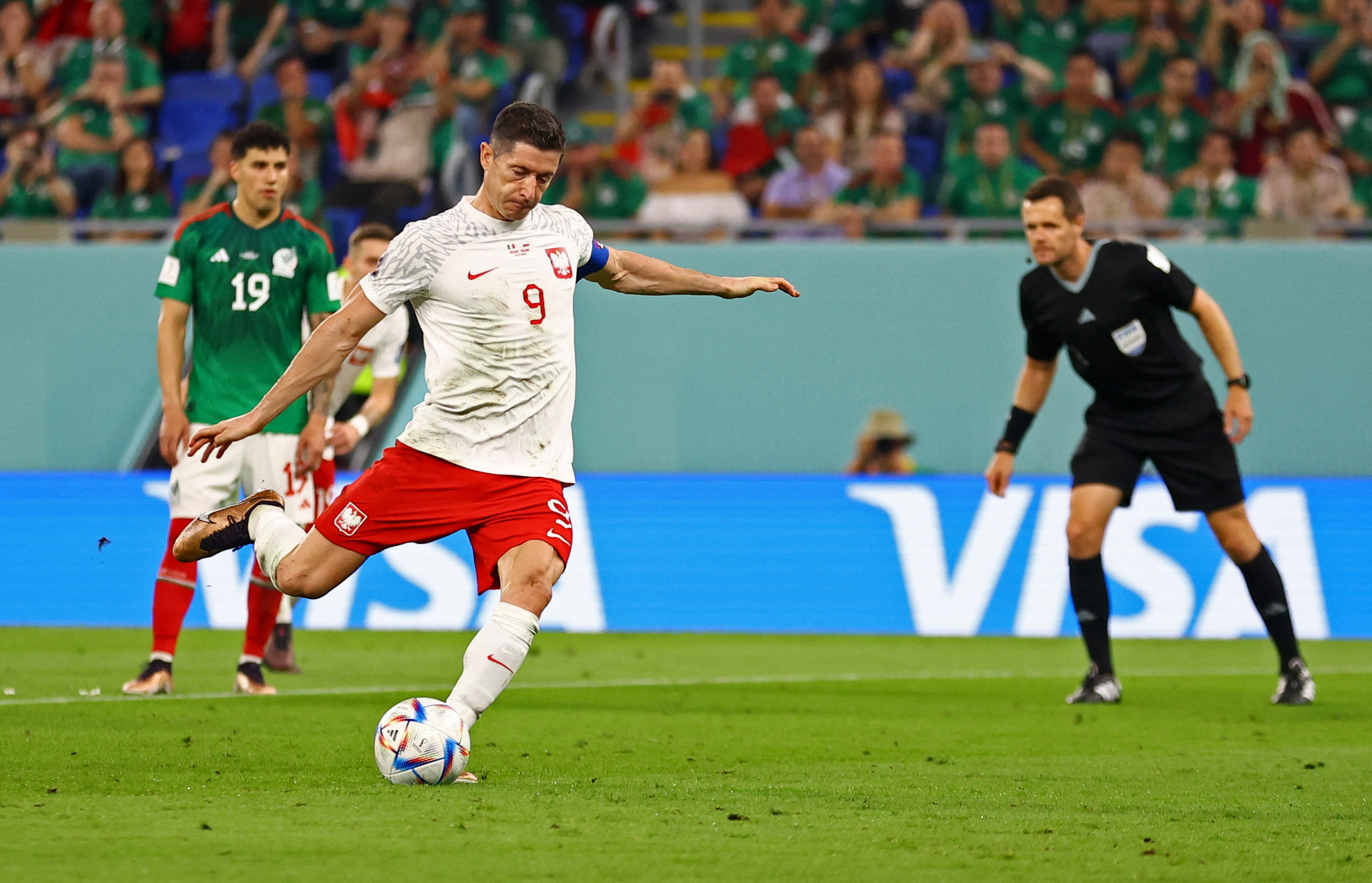  Robert Lewandowski tratando de marcar su primer tanto desde los once pasos en una Copa del Mundo. REUTERS/Hannah Mckay