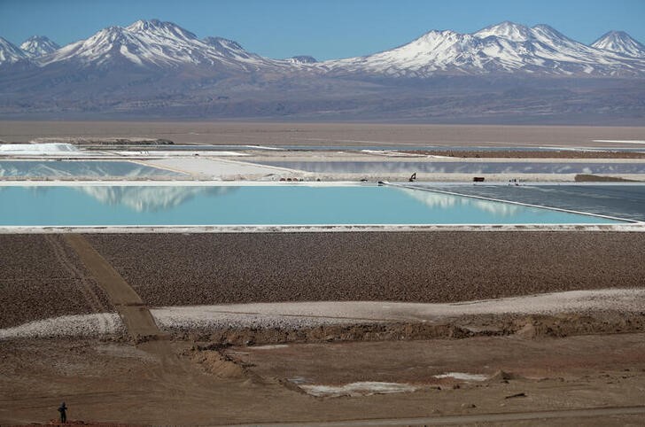 Foto de archivo de una piscina de salmuera de la mina de litio de Albemarle en Atacama, Chile( REUTERS/Ivan Alvarado/)