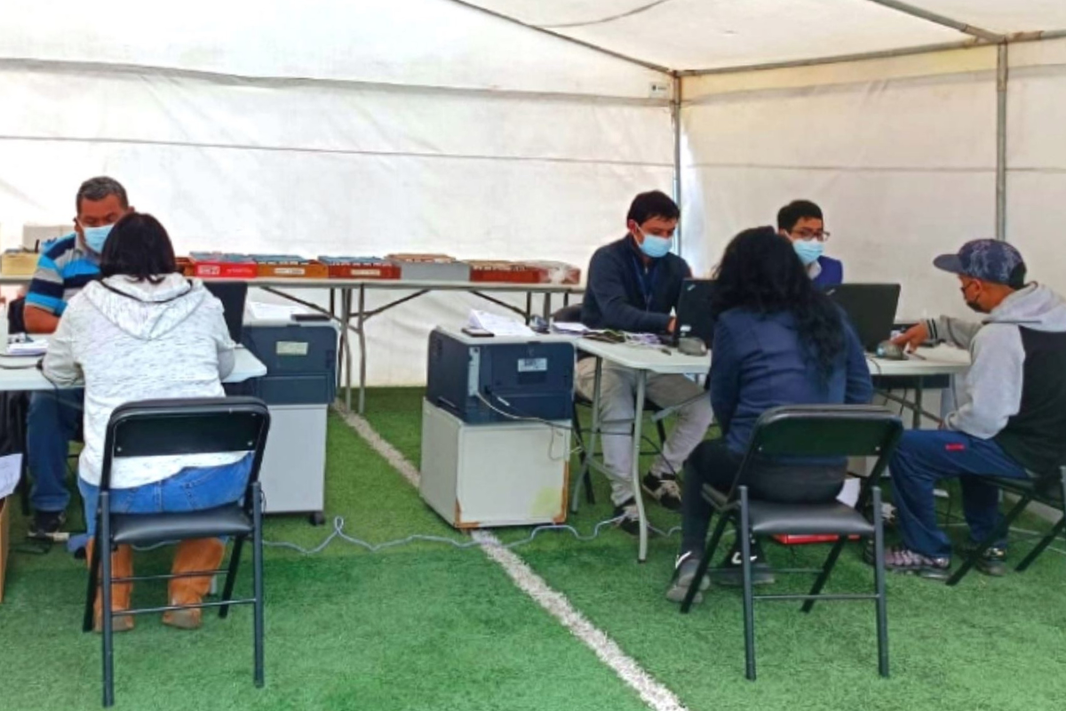 En los centros de vacunación del Minsa se podrán recoger DNI renovados. Foto: Andina