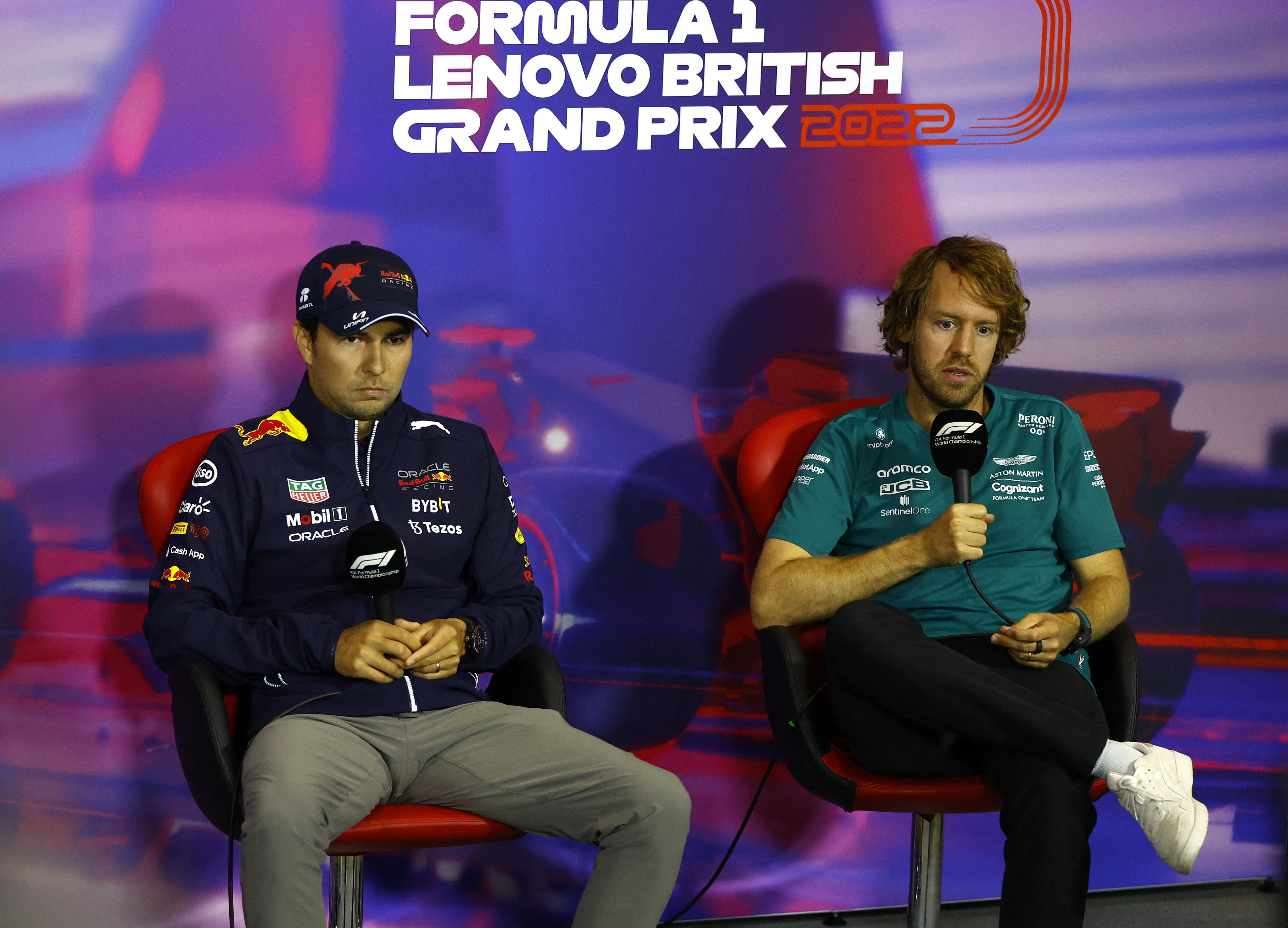 Sergio Pérez en conferencia de prensa del Gran Premio de Gran Bretaña, junto a Sebastian Vettel. Foto: REUTERS/Andrew Boyers