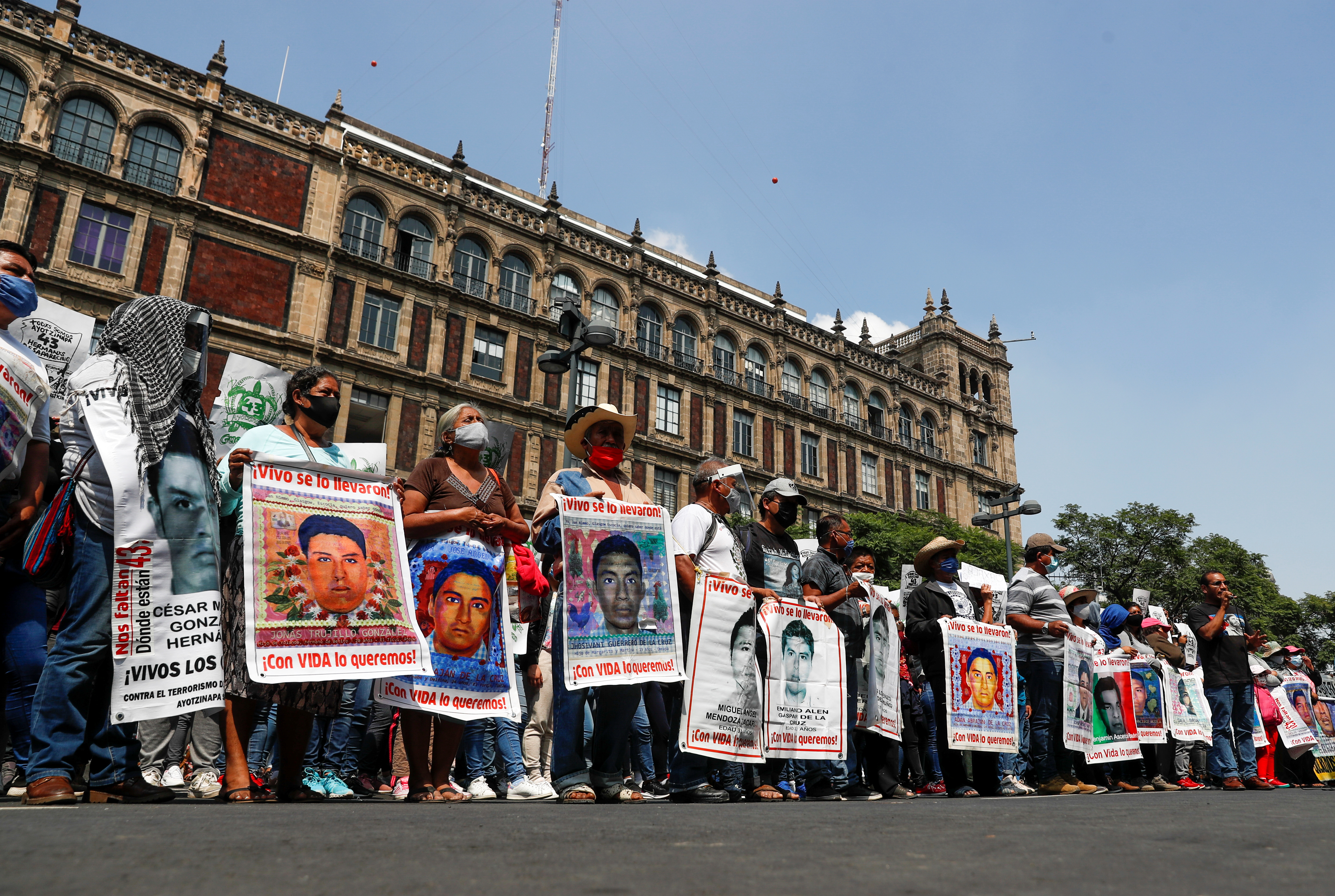 Familiares de estudiantes desaparecidos sostienen carteles con sus imágenes durante una protesta frente a la Corte Suprema de Justicia, antes del sexto aniversario de la desaparición de 43 estudiantes de la Escuela Normal Rural de Ayotzinapa, en la Ciudad de México, México 23 de septiembre de 2020.