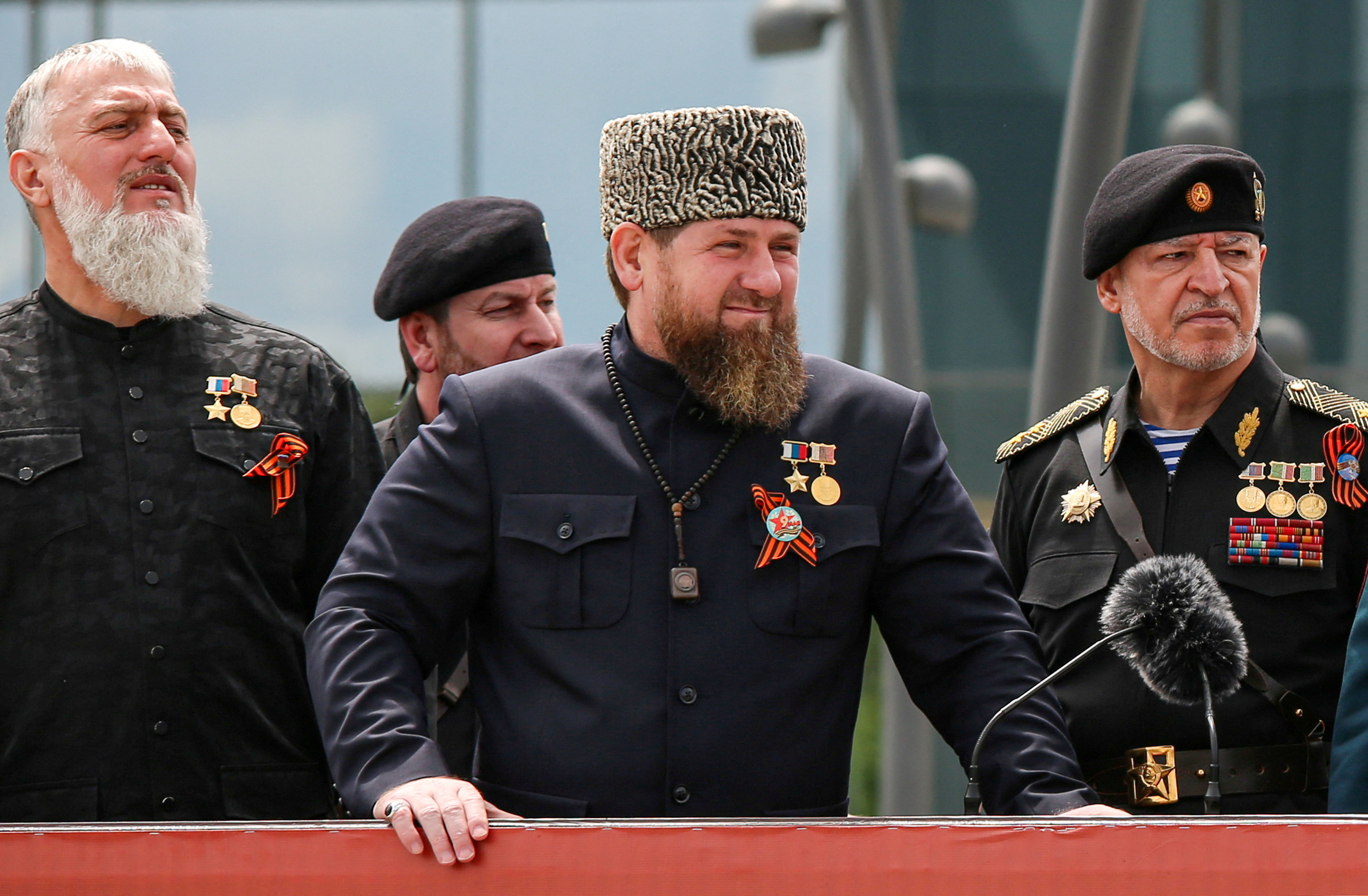 El líder de la República de Chechenia, Ramzan Kadyrov, durante el desfile militar del Día de la Victoria en Grozny, que marca el 77 aniversario del fin de la Segunda Guerra Mundial. REUTERS/Chingis Kondarov)