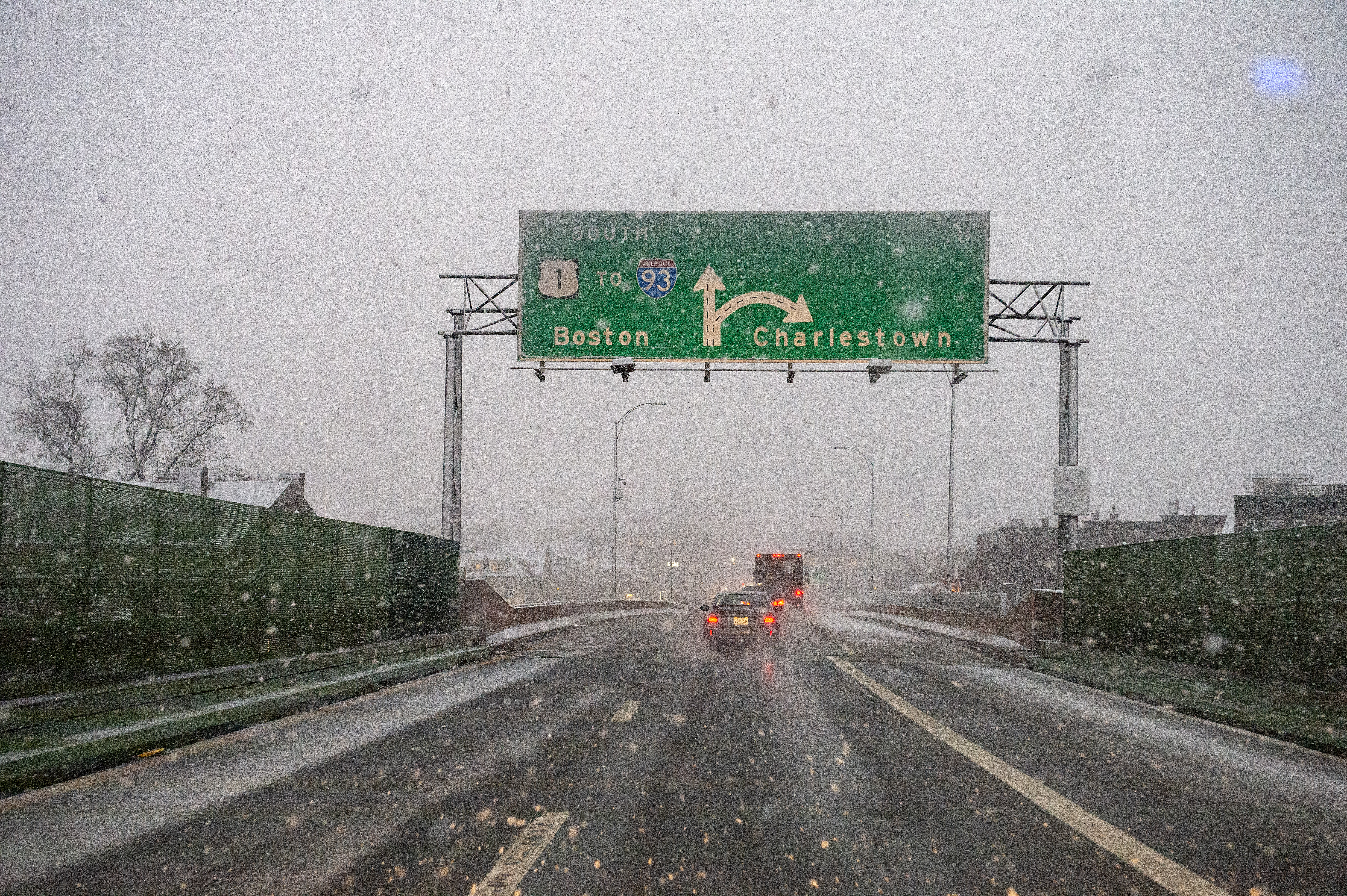 La nieve cubre un cartel del puente Tobin en Boston, Massachusetts (Joseph Prezioso / AFP)