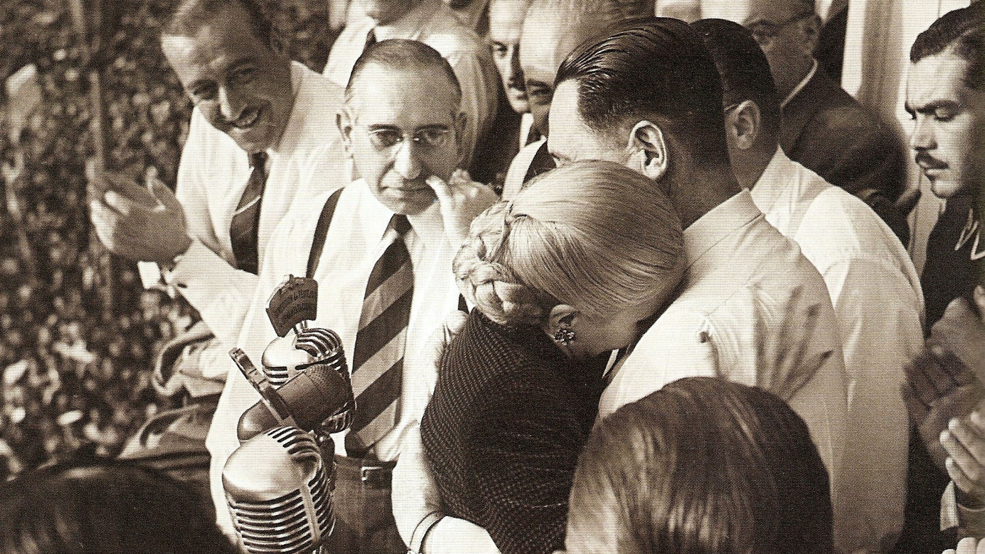 El llanto de Eva Perón abrazada a su esposo después de hablar. Ese 22 de agosto del 51, Eva no tomó ninguna determinación. Poco después, por cadena nacional, renunció a la candidatura