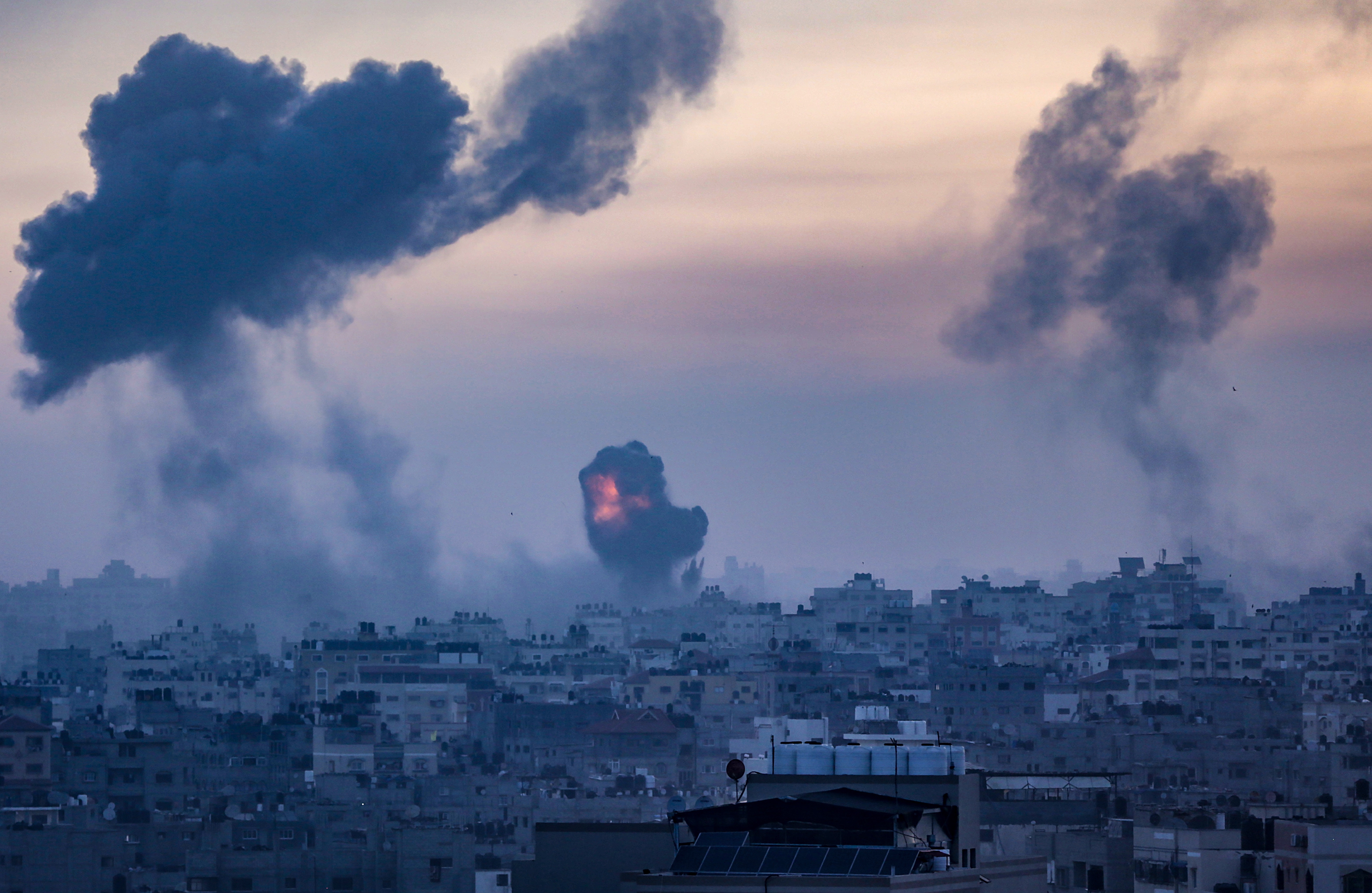 Se intensifican los bombardeos de la aviación israelí sobre la Franja de Gaza mientras los milicianos de Hamas lanzan desde ese territorio misiles hacia las principales ciudades de Israel (EFE/ EPA/ Haitham Imad)
