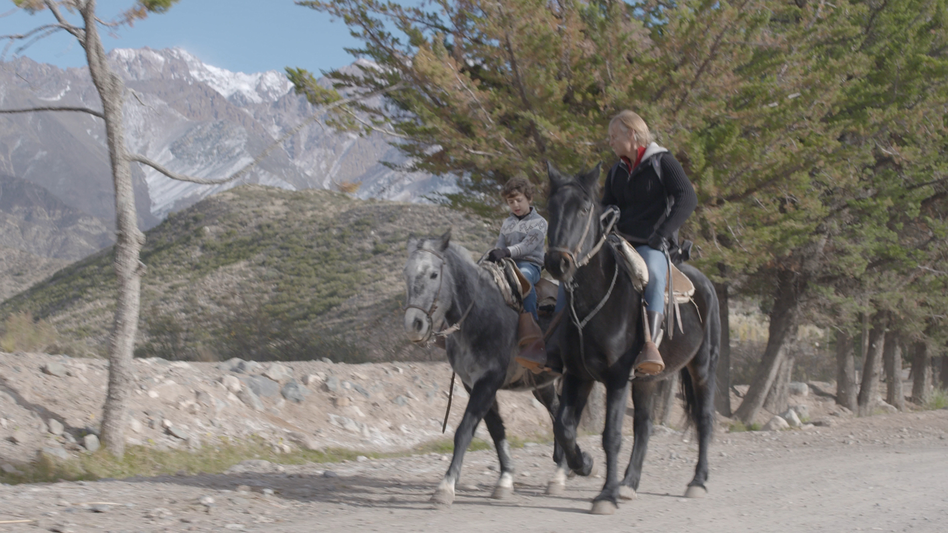 David junto a su hijo Benjamín, en una cabalgada en Mendoza