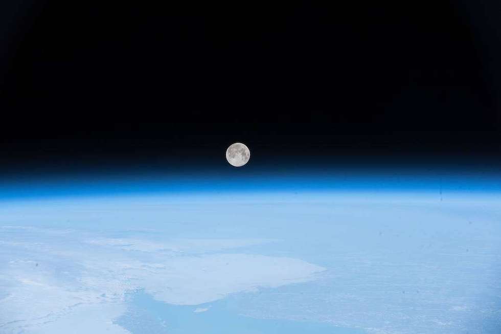 La luna llena sobre la Tierra, fotografiada desde la Estación Espacial Internacional (NASA)