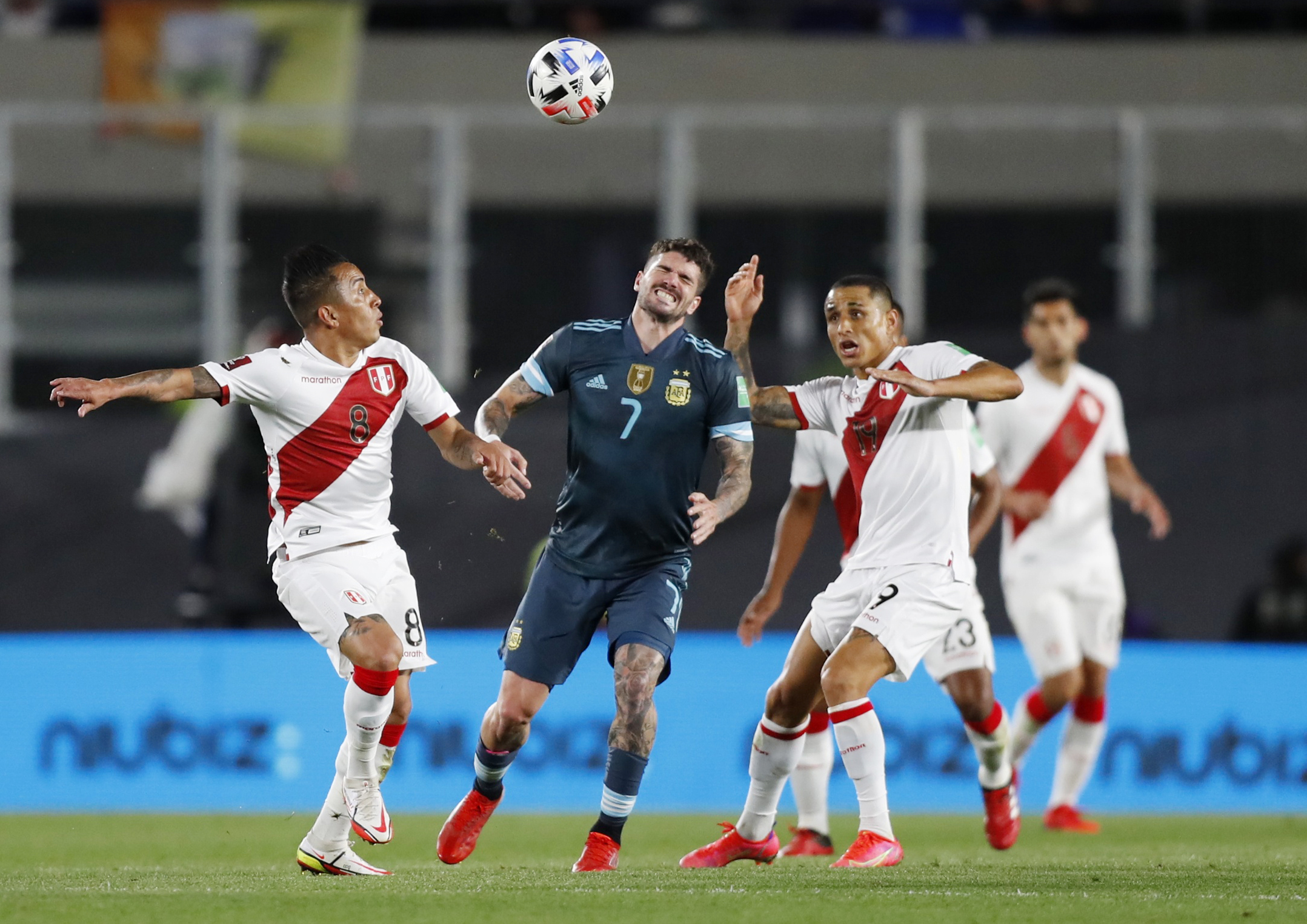 Soccer Football - World Cup - South American Qualifiers - Argentina v Peru -  Estadio Monumental, Buenos Aires, Argentina - October 14, 2021 Peru's Christian Cueva and Yoshimar Yotun in action with Argentina's Rodrigo De Paul REUTERS/Agustin Marcarian