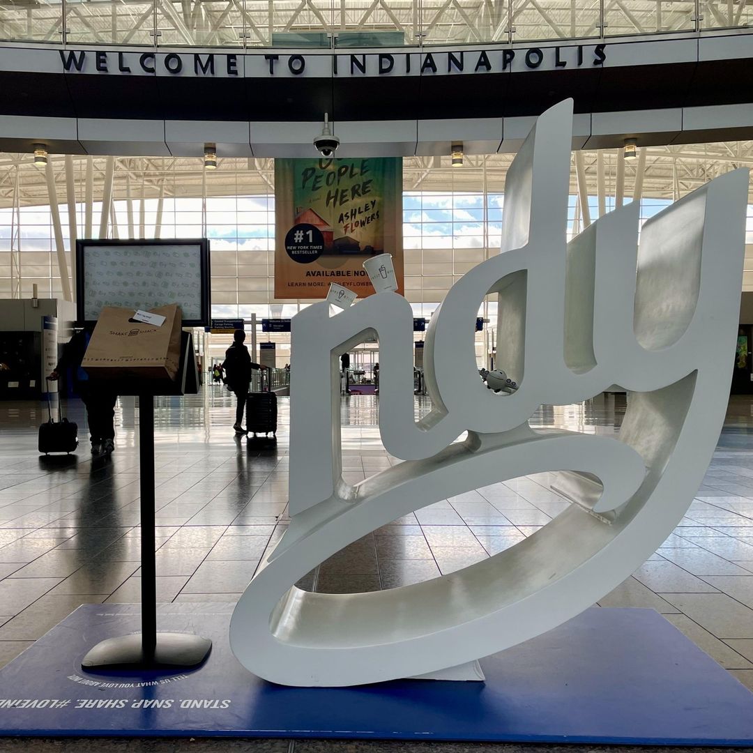 El Aeropuerto de Indianápolis, galardonado como el mejor aeropuerto de Norteamérica, destaca por su excelencia en servicios y una amplia variedad de opciones de compras para los viajeros.