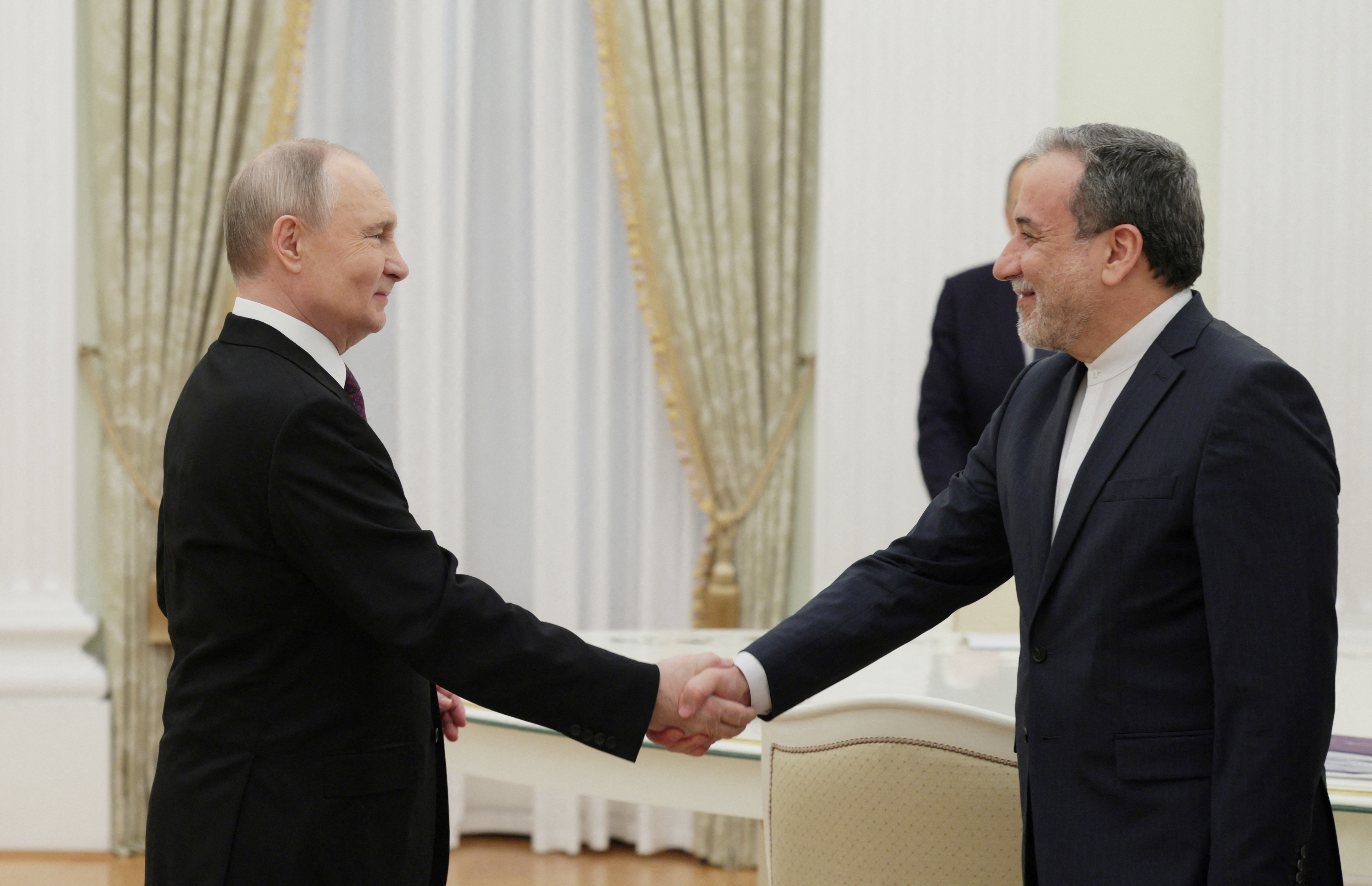 El canciller de Ir&aacute;n lleg&oacute; a Rusia para reunirse con Putin para hablar sobre el desarrollo de la guerra con Estados Unidos