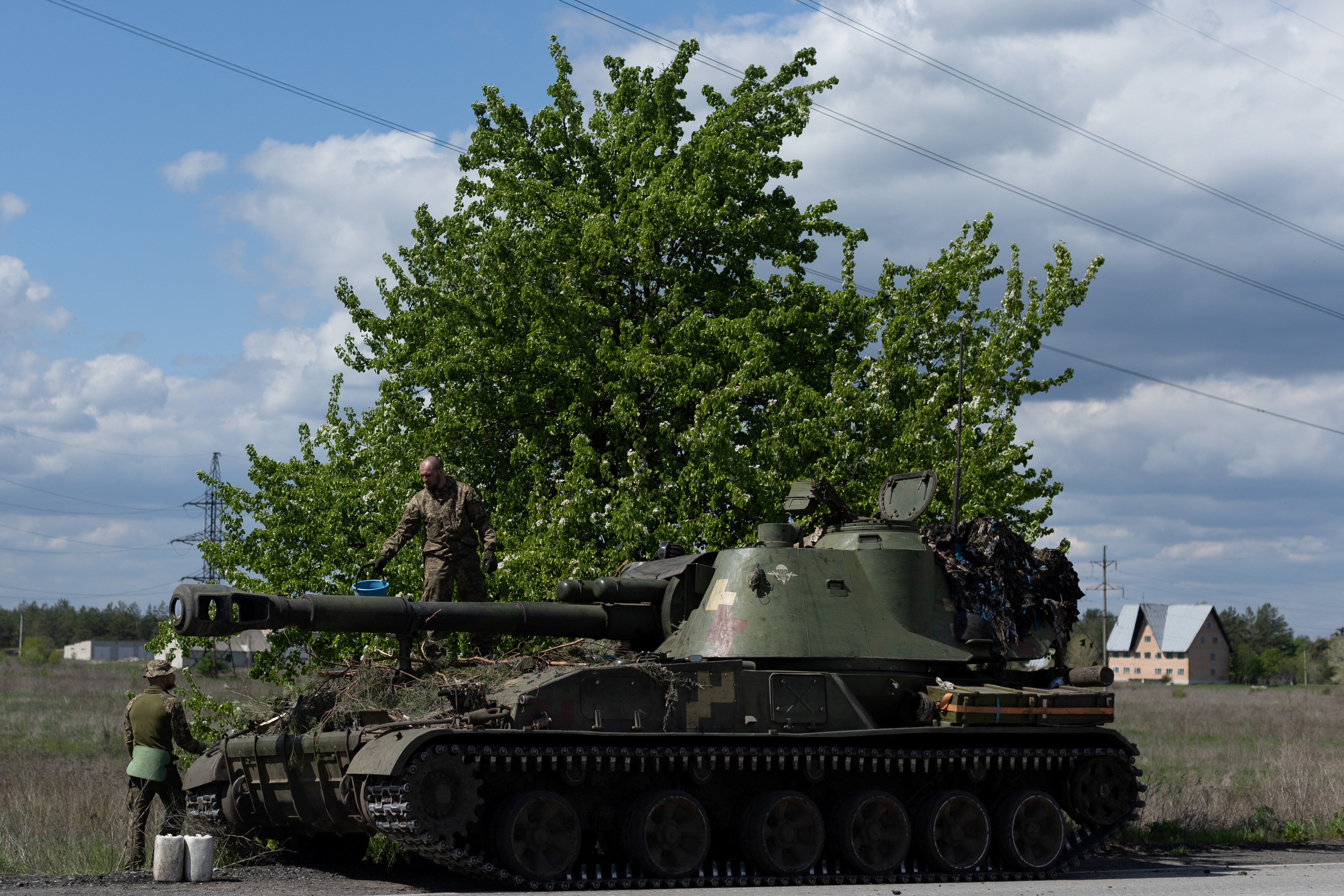 Soldados ucranianos se paran en la parte superior de un tanque, en medio de la invasión rusa de Ucrania, en la ciudad de primera línea de Lyman, región de Donetsk