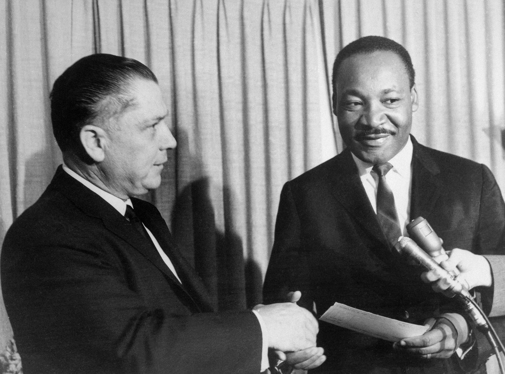 El su función de presidente de la Teamsters Union James R. Hoffa le entregaba 25 mil dólares a Martin Luther King, Jr., como ayuda para la lucha por los derechos civiles