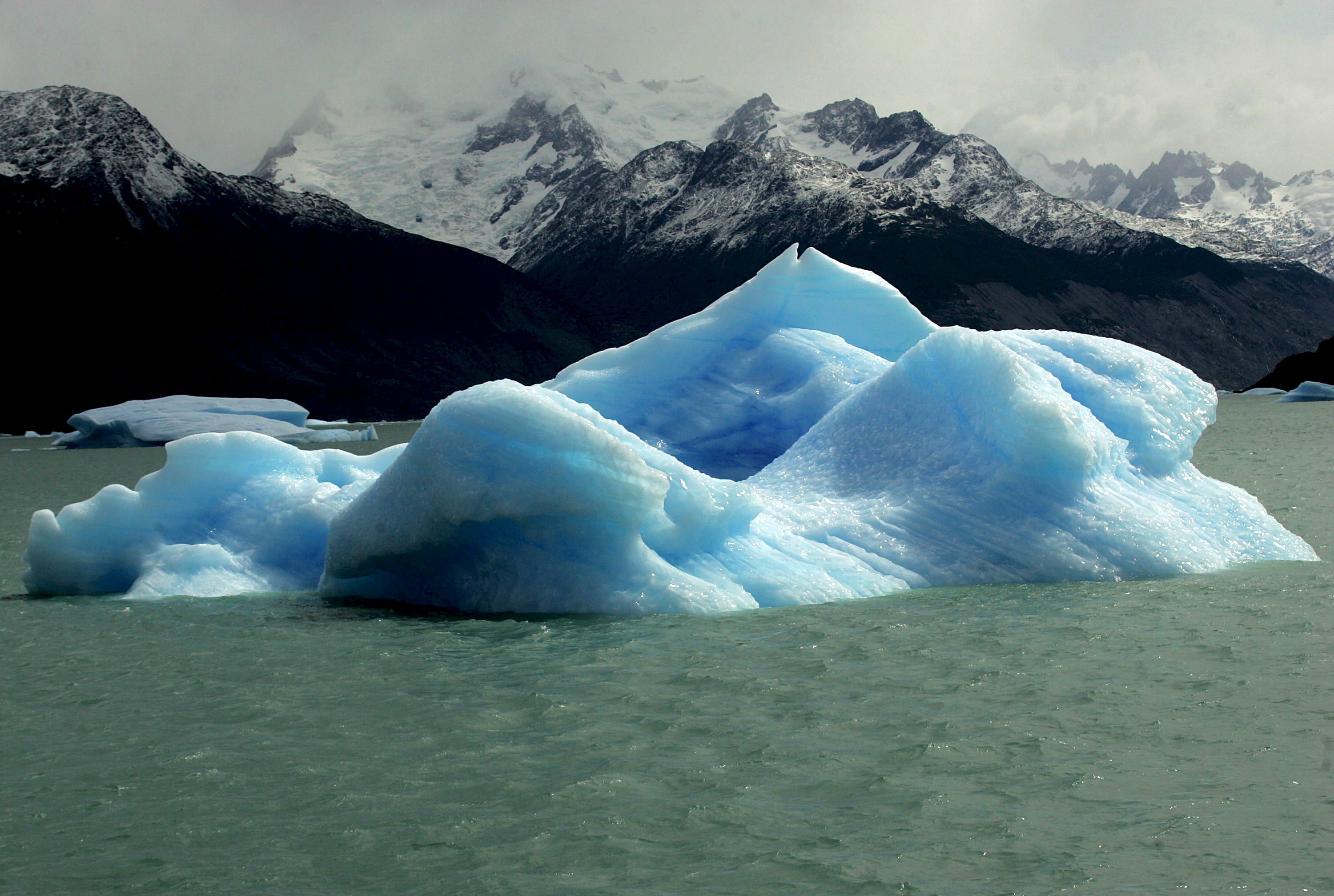 Las represas tendrá una afectación sobre el lago y podría afectar la dinámica hídrica de los glaciares Perito Moreno, Upsala y Spegazzini, señalaron desde Fundación Vida Silvestre (EFE/Orestis Panagiotou/Archivo)
