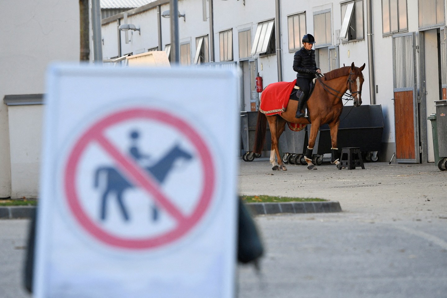 FILE PHOTO: A rider with her horse are seen next to a no riding zone sign during a news conference about keeping horse riding in the modern pentathlon program in Budapest, Hungary, November 12, 2021. REUTERS / Marton Monus/File Photo