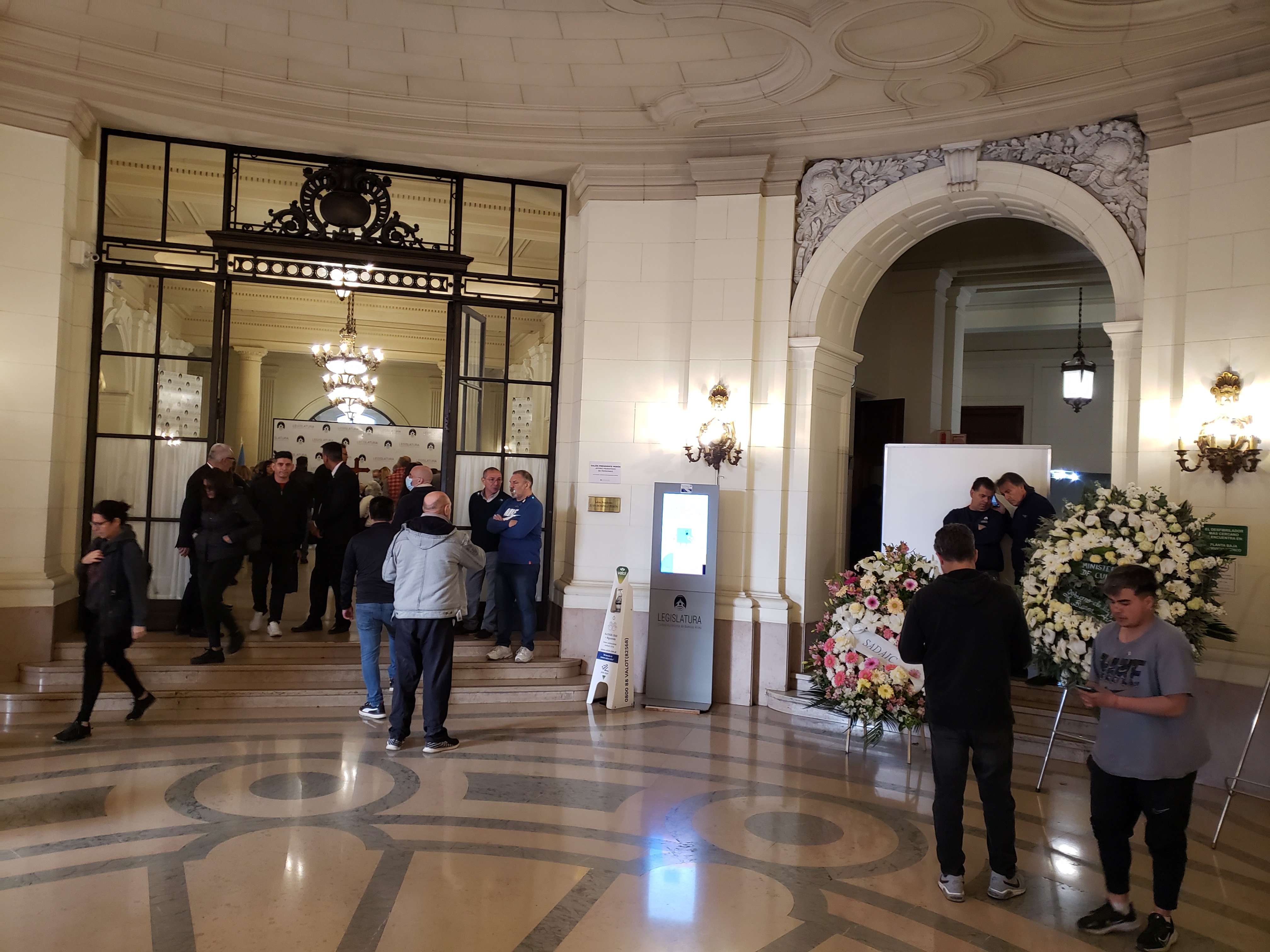 El hall de entrada al velatorio de Carlitos Balá en la Legislatura Porteña