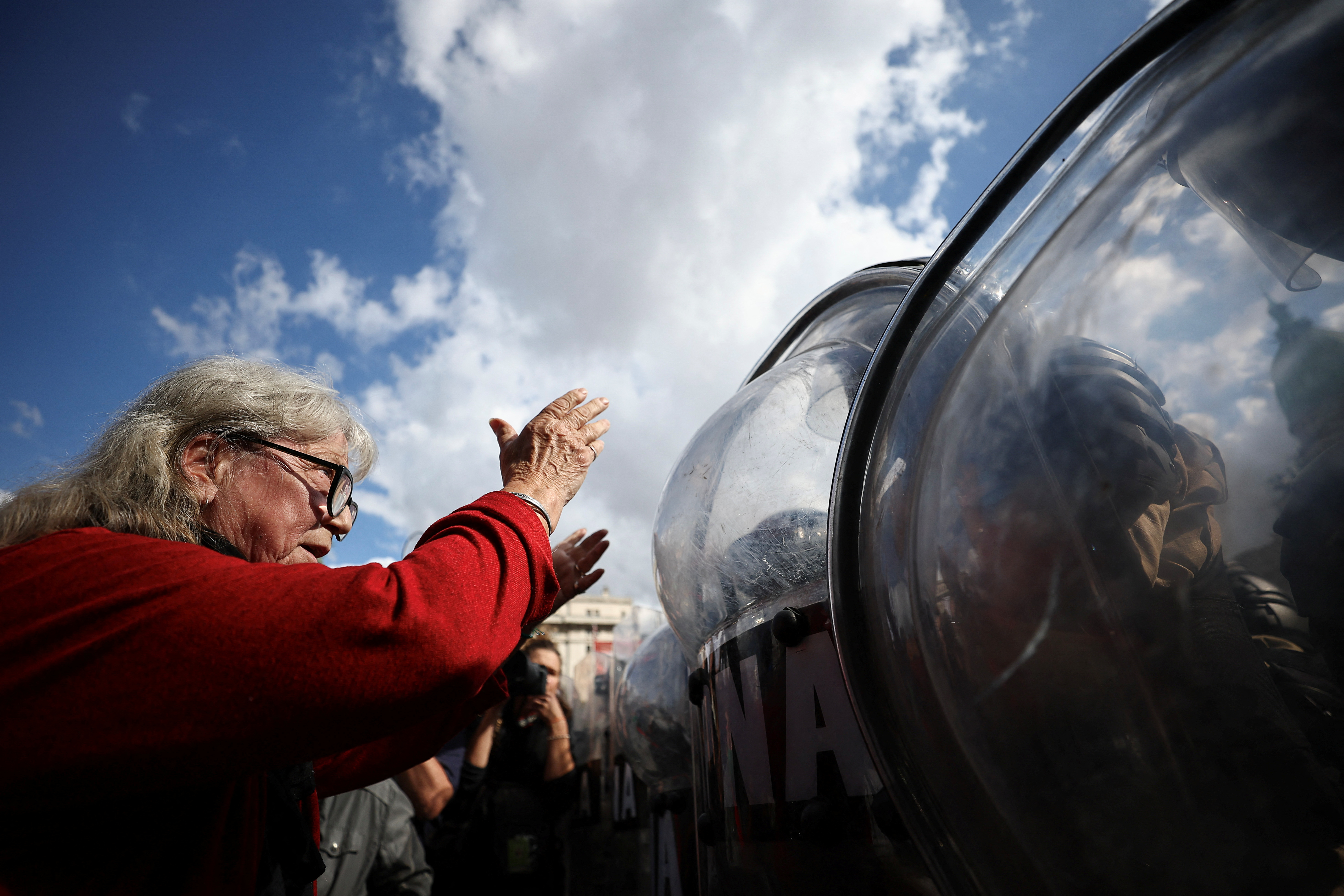 Tras la brutal represión del régimen, el Alto Comisionado de la ONU instó a Irán a escuchar las demandas ciudadanas