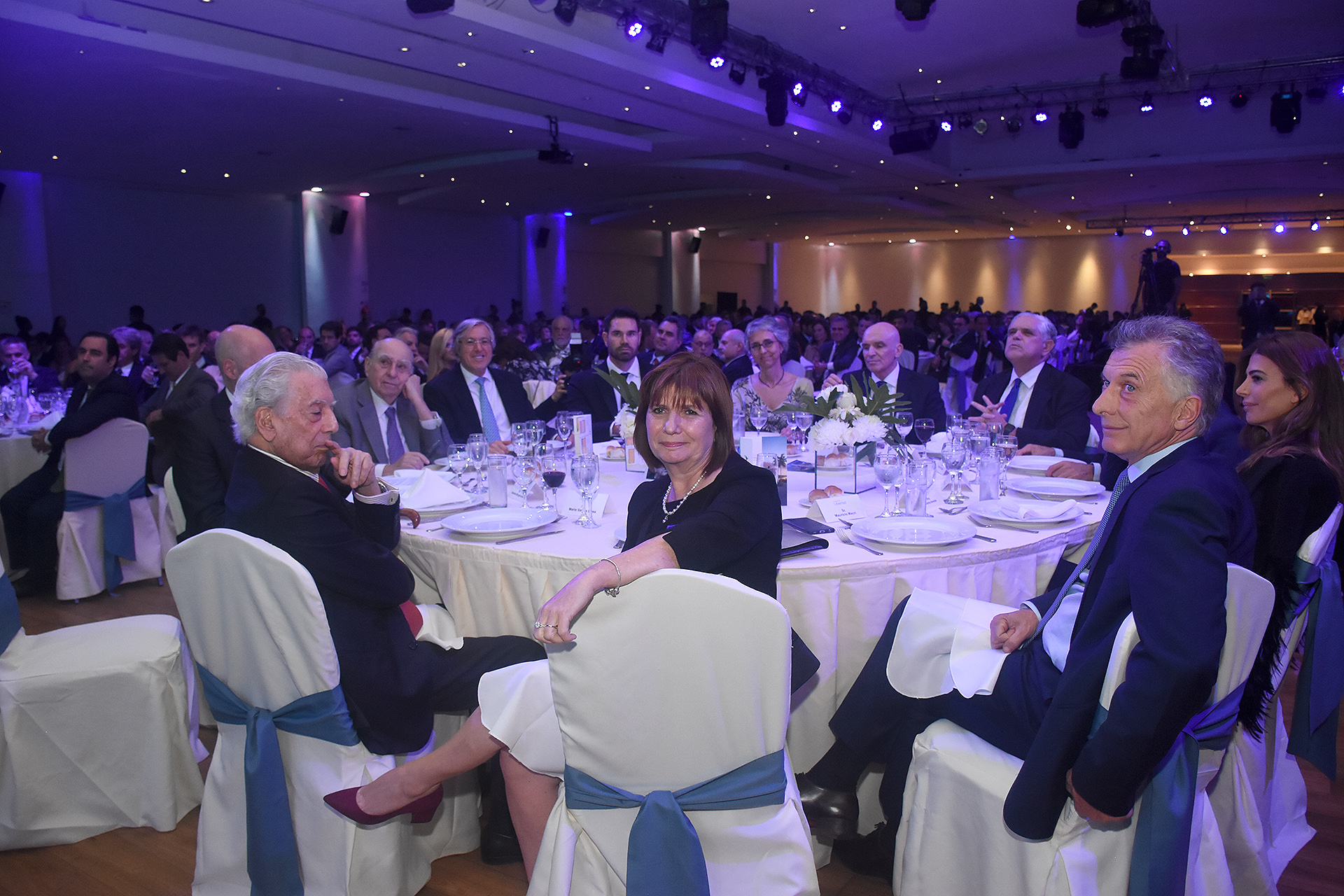 Patricia Bullrich compartió la mesa principal del evento, junto a Mario Vargas Llosa 