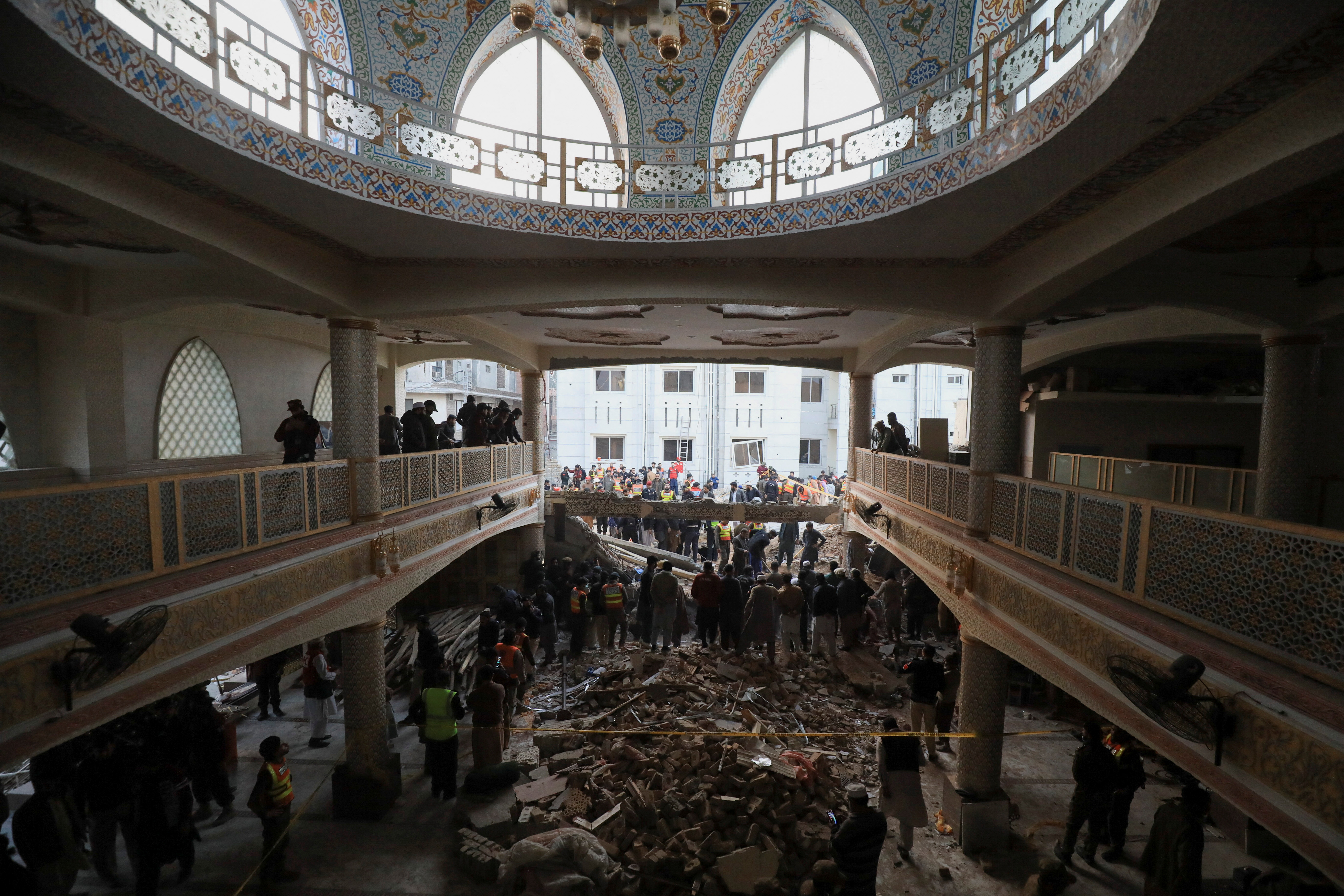 Alla ricerca di sopravvissuti sotto il tetto crollato (Reuters)