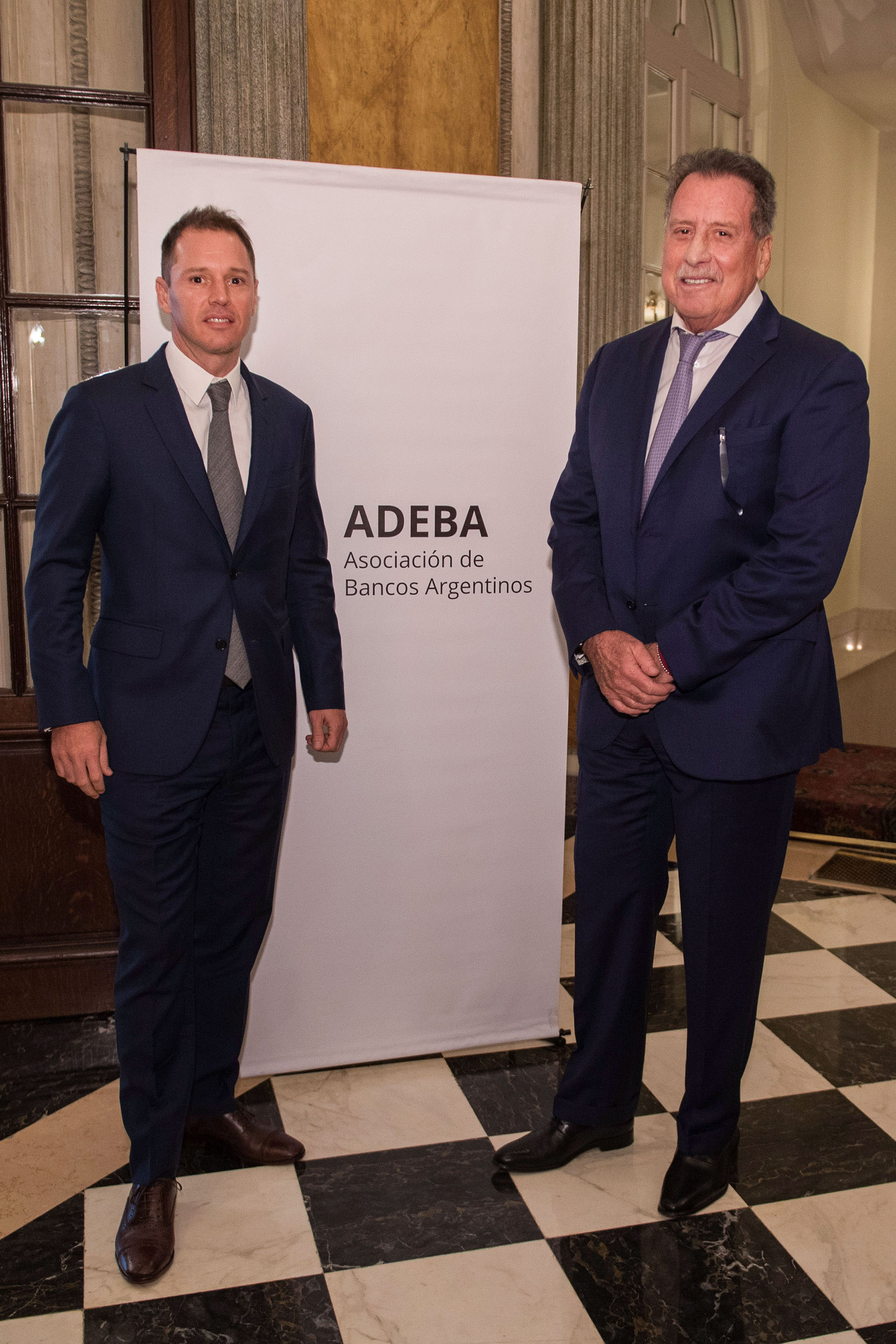 El empresario junto a su hijo Jorge Brito (h), vicepresidente 1º de la Asociación de Bancos Argentinos (ADEBA) y vicepresidente 1ro del Club Atlético River Plate (Gentileza ADEBA)