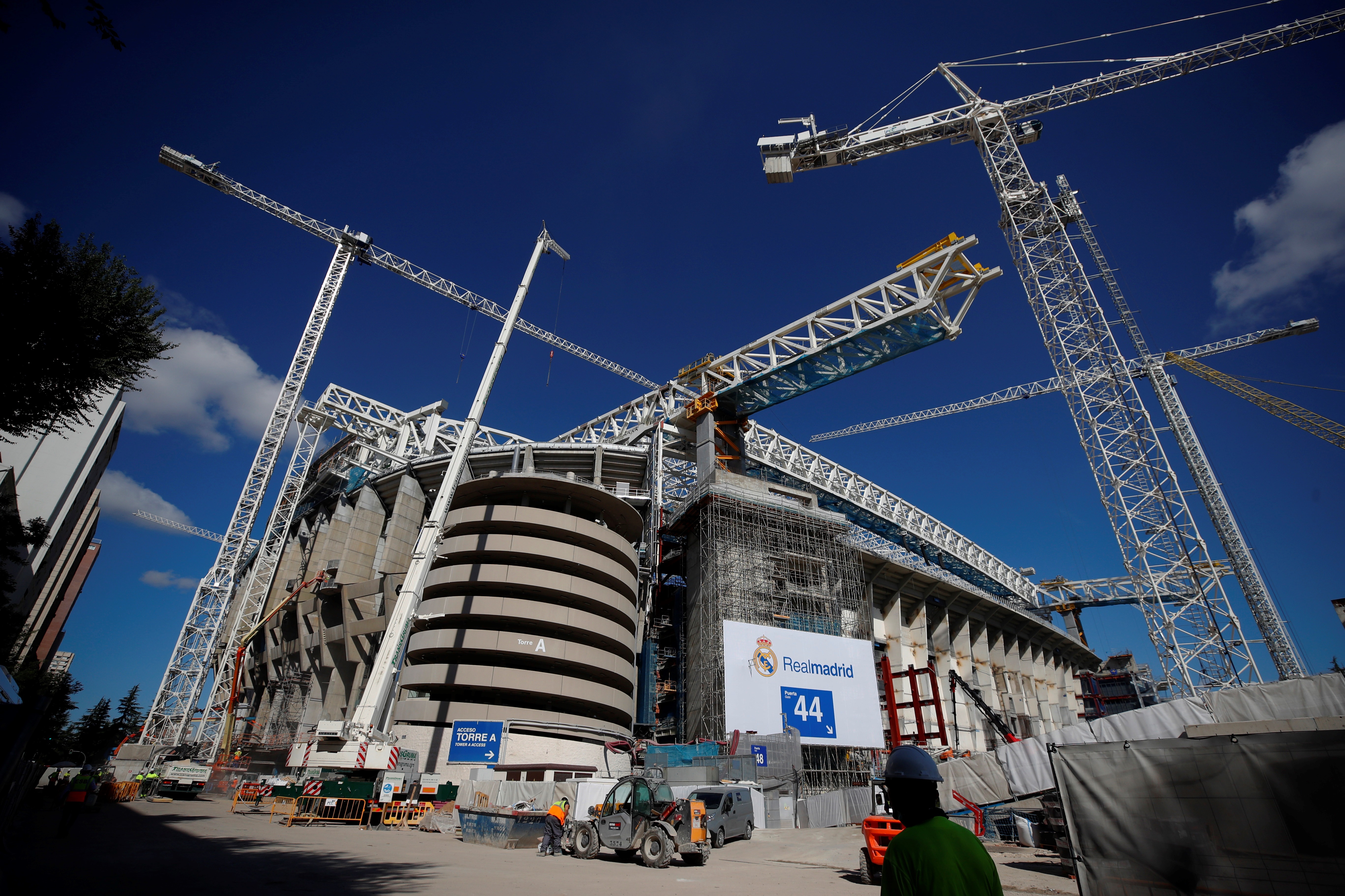 Vista, este viernes, del Santiago Bernabéu, que volverá a acoger este domingo un partido de fútbol contra el Celta de Vigo, tras 560 días y en mitad de las obras de remodelación del estadio. 