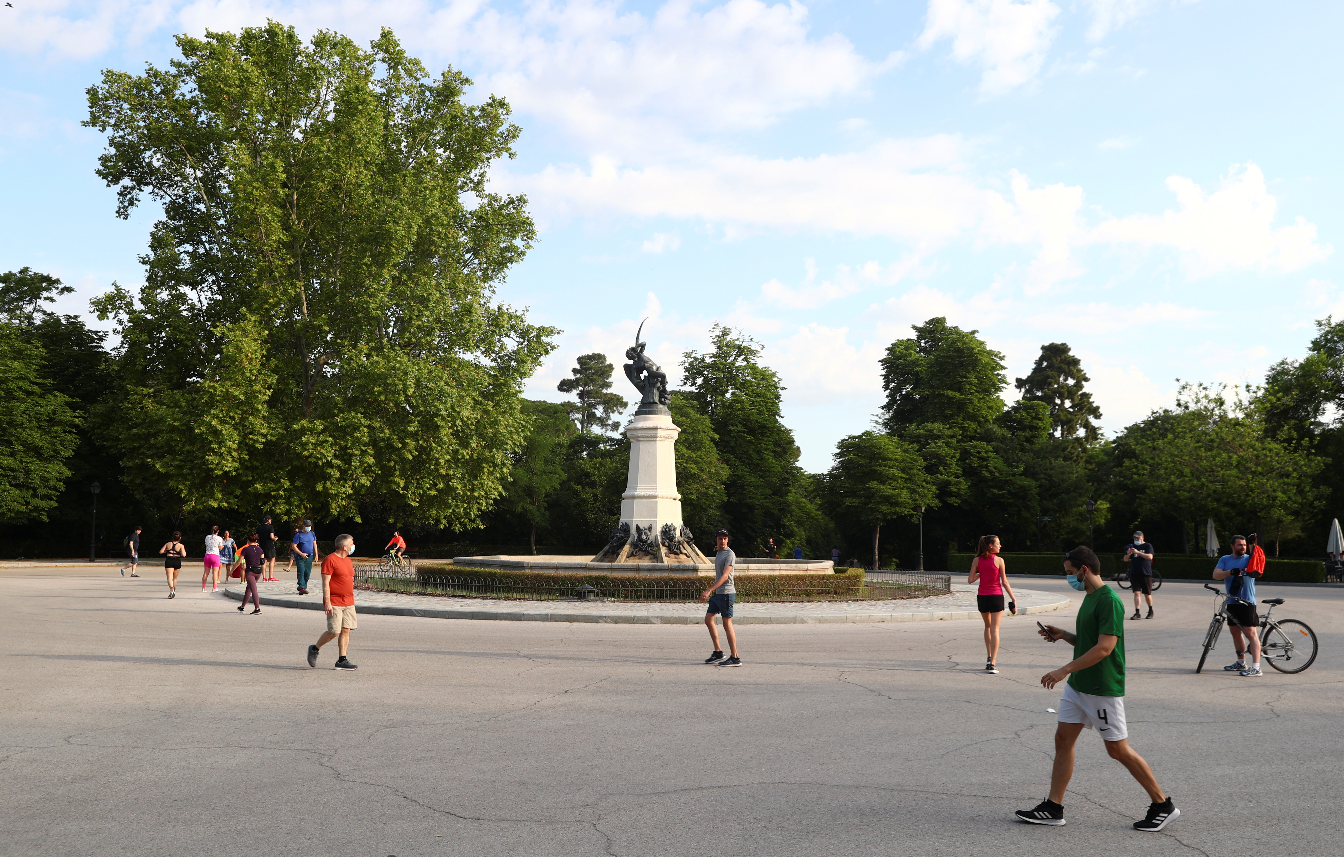 Personas pasan junto a la Fuente del Ángel Caído en El Retiro, en Madrid. Los europeos redescubren poco a poco los placeres de un paseo o un baño, aunque bajo vigilancia. El continente, que llegó este sábado a 2 millones de contagiados, sigue siendo el más enlutado por esta pandemia histórica, con más de 173.000 decesos. (REUTERS/Sergio Perez)