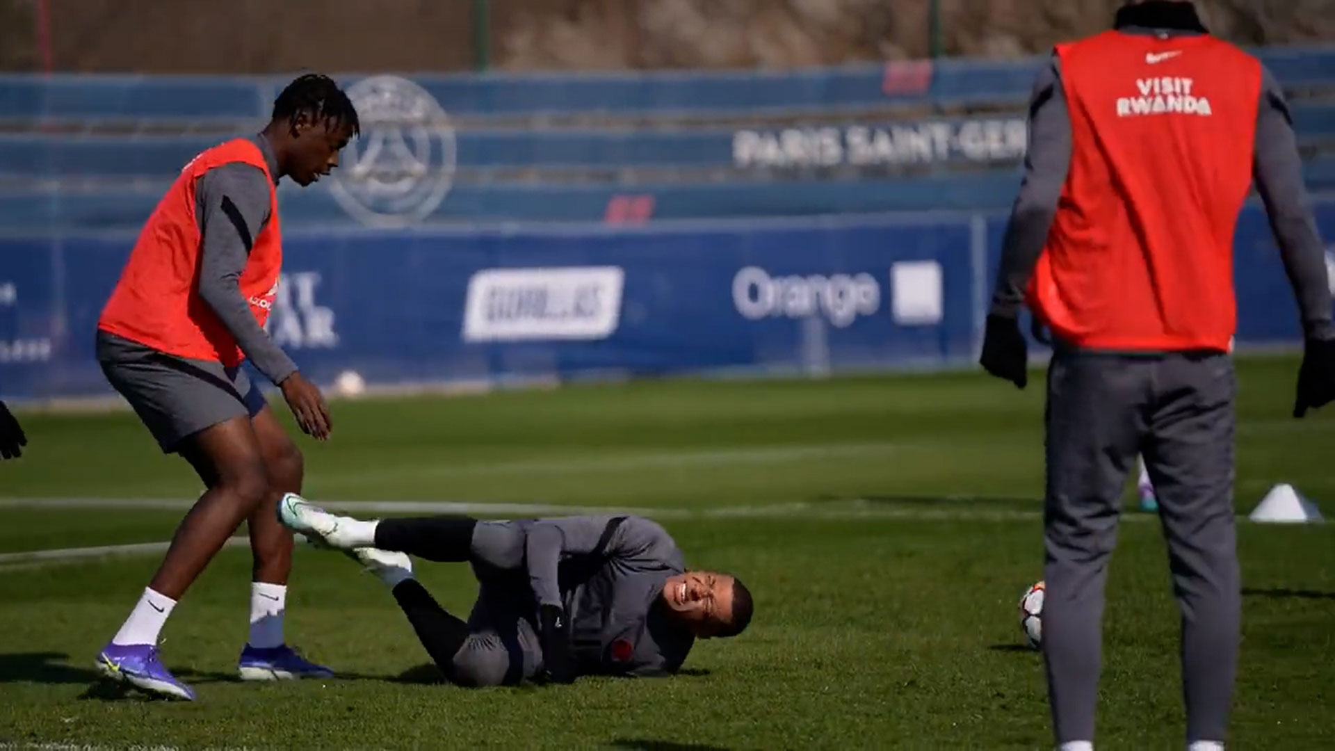 Kylian Mbappé quedó muy dolorido tras el pisotón que recibió de Idrissa Gueye en el entrenamiento del lunes. 