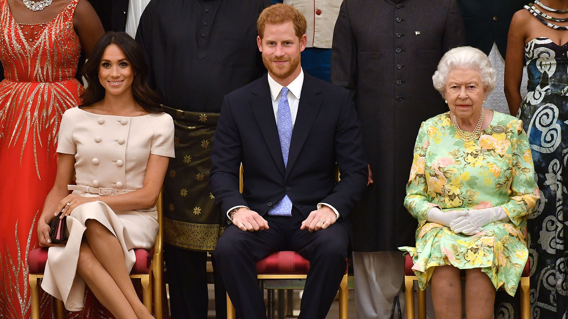 Meghan Markle, Harry e Isabel II en una ceremonia en Buckingham en 2018 (Archivo)