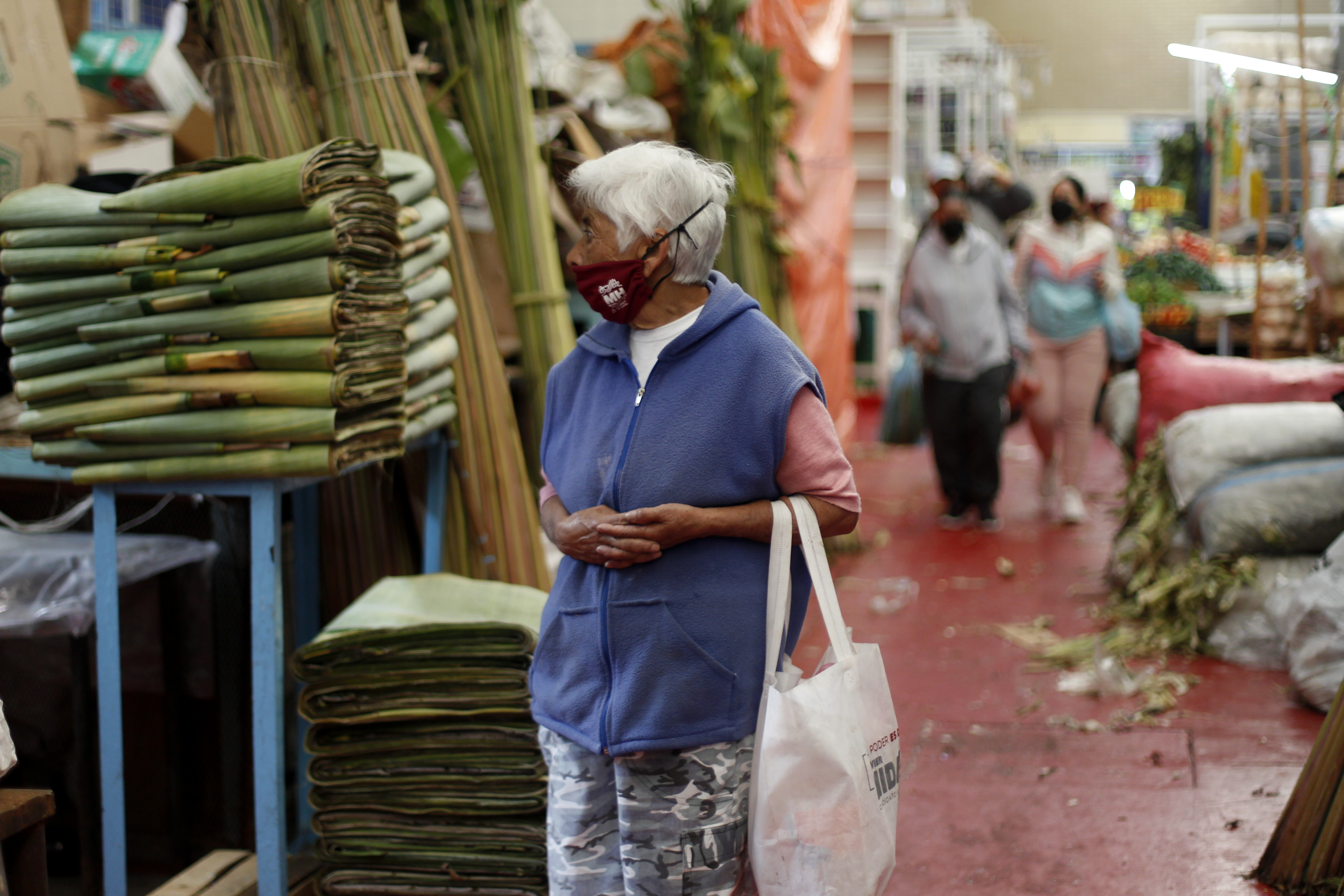 Una mujer pensionada sobre el pasillo de una nave en el mercado de La Merced. Foto: Karina Hernández / Infobae/ Archivo.