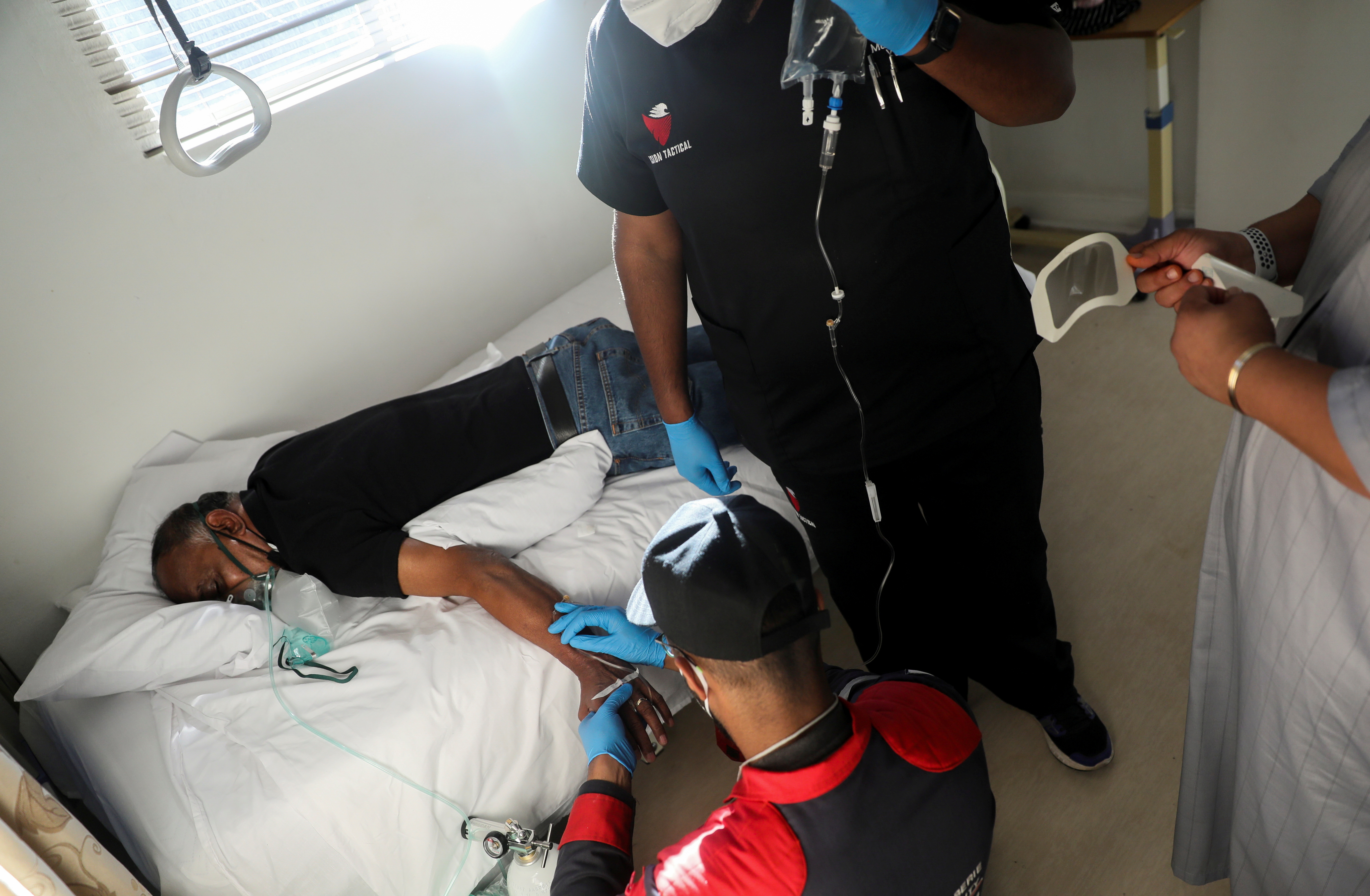 FOTO DE ARCHIVO: Paramédicos atienden a un paciente durante el brote de la enfermedad por coronavirus (COVID-19) mientras el país enfrenta restricciones más estrictas en el Medpark MASA (Asociación Musulmana de Sudáfrica), en Johannesburgo, Sudáfrica, 1 de julio de 2021. REUTERS / Sumaya Hisham / Foto de archivo