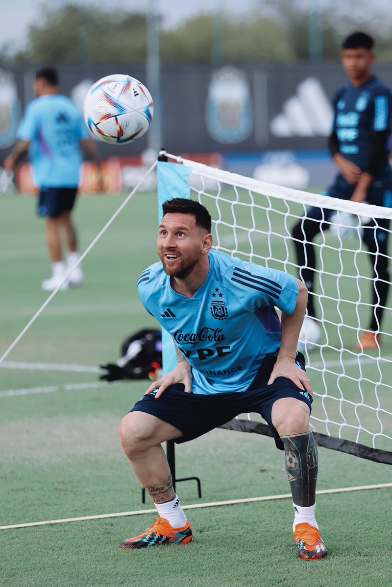 Leo Messi toma contacto con la pelota. Las tres estrellas sobre el escudo de la AFA causó furor entre los fanáticos (@tatografias)