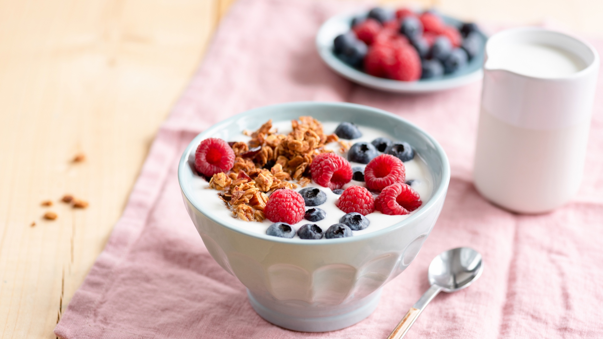 Los alimentos probióticos como el yogur pueden promover la salud mental y la función cerebral al reducir la inflamación y aumentar la producción de neurotransmisores (Getty)
