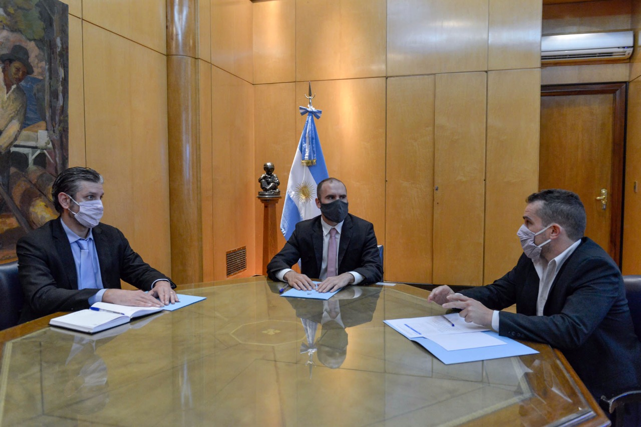 Guzmán, entre el ex y el actual secretario de Finanzas de su gestión, Marino Sardi y Diego Bastourre, ahora director en el Banco Nación 