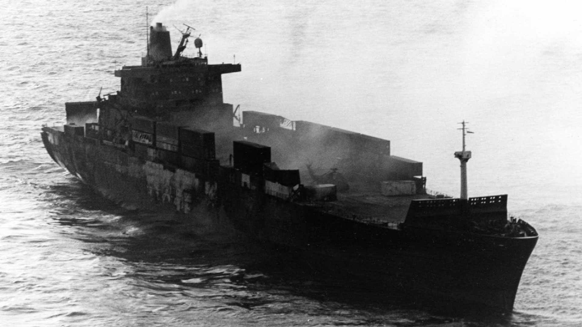 El SS Atlantic Conveyor, a poco de ser impactado por los misiles Exocet el 25 de mayo. El incendio se volvería incontrolable (Royal Navy)