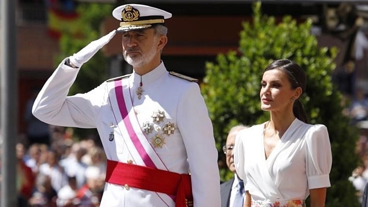 El problema estilístico que ha incomodado a la reina Letizia en el desfile de las Fuerzas Armadas en Granada