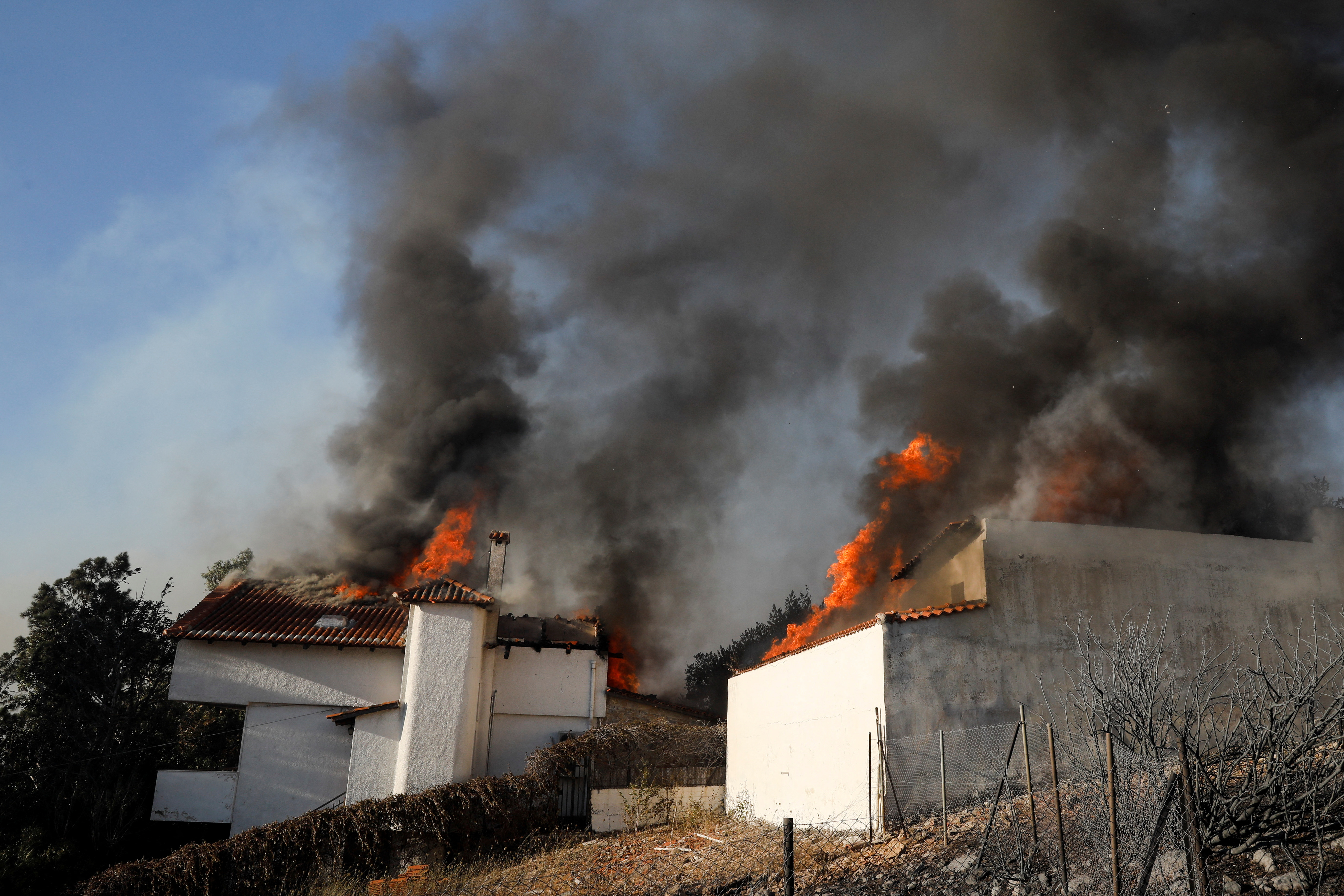 Casas en llamas en Pallini, cerca de Atenas (REUTERS/Costas Baltas)