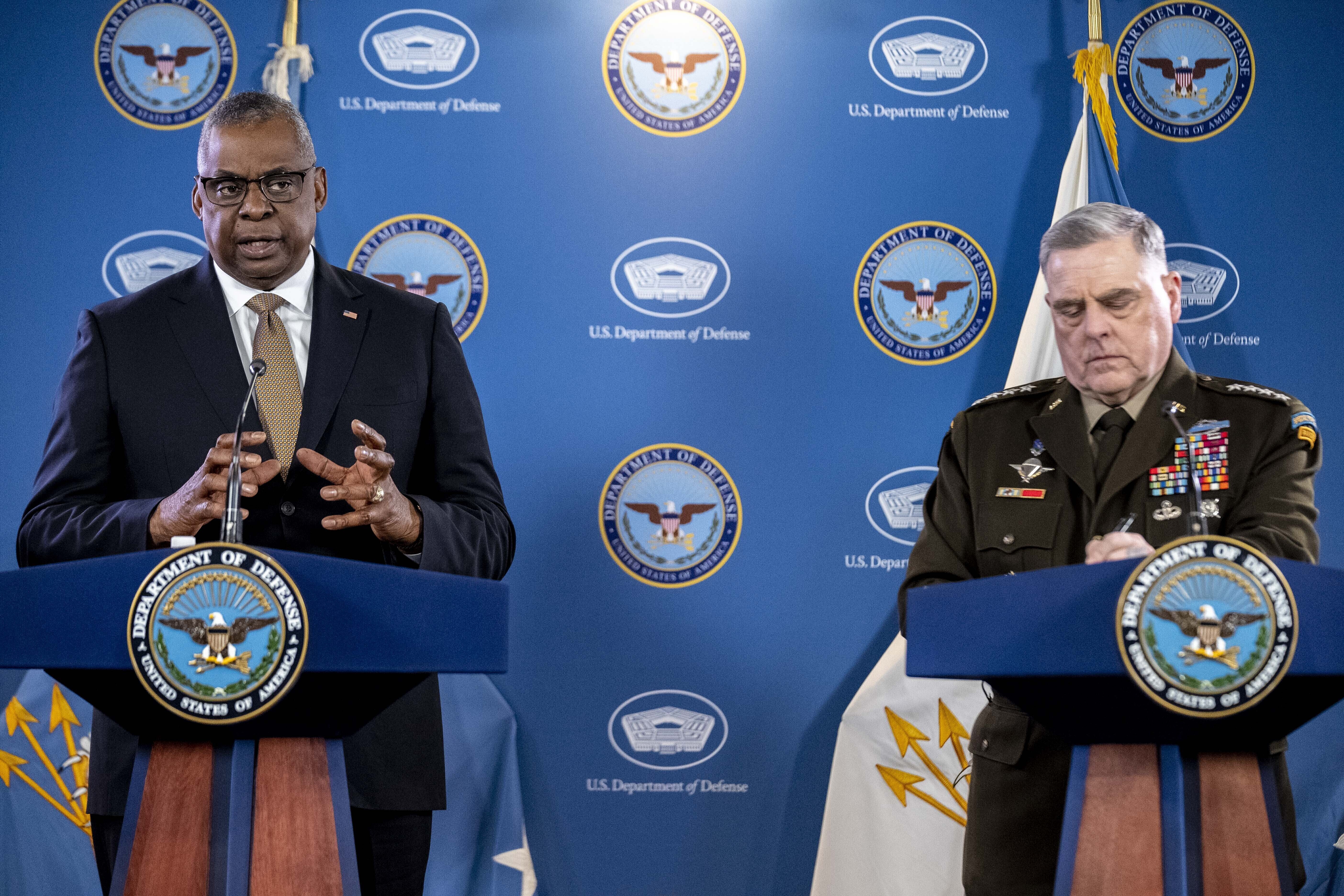 Foto de archivo: El secretario de Defensa Lloyd Austin, a la izquierda, acompañado del jefe del Estado Mayor Conjunto, general Mark Milley, en una conferencia de prensa en el Pentágono el 15 de marzo de 2023 (AP Foto/Andrew Harnik)