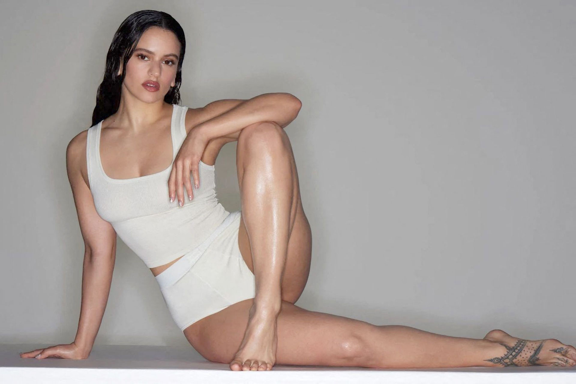 Rosalía is the new face of "Skims"Kim Kardashian's underwear firm and made a photographic production for the campaign in which she posed with the different outfits