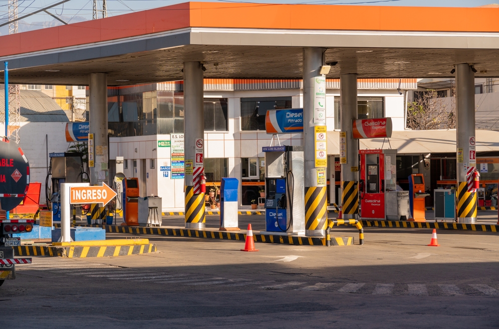 Las largas filas para cargar combustible terminaron en Bolivia tras la llegada de Rodrigo Paz a la presidencia