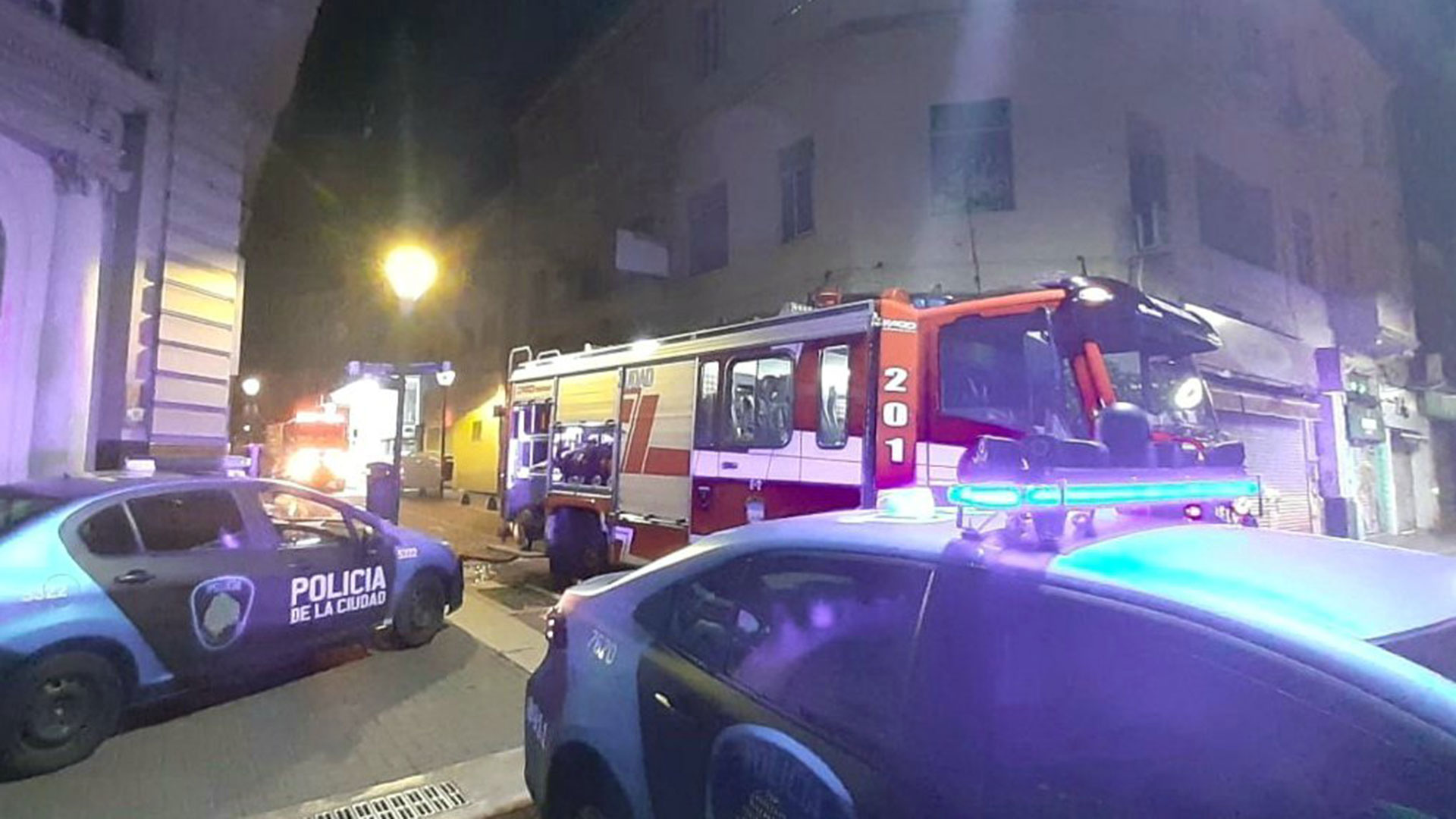 El camión de bomberos en la esquina del hotel incendiado (@EmergenciasBA)
